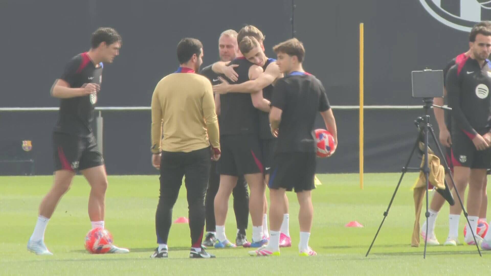  El abrazo entre Dani Olmo y Fermín