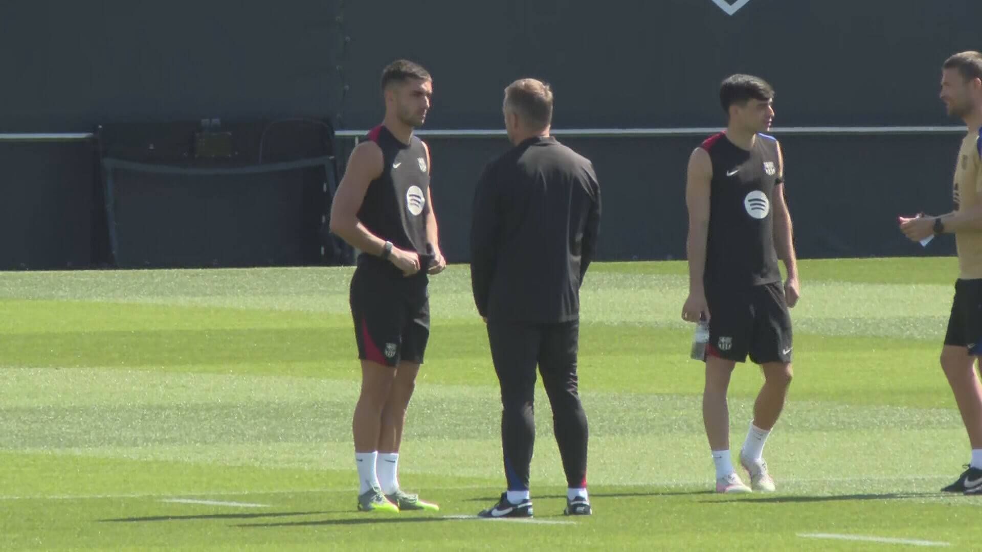  Hansi Flick charla con Ferran Torres en el entrenamiento del Barcelona.