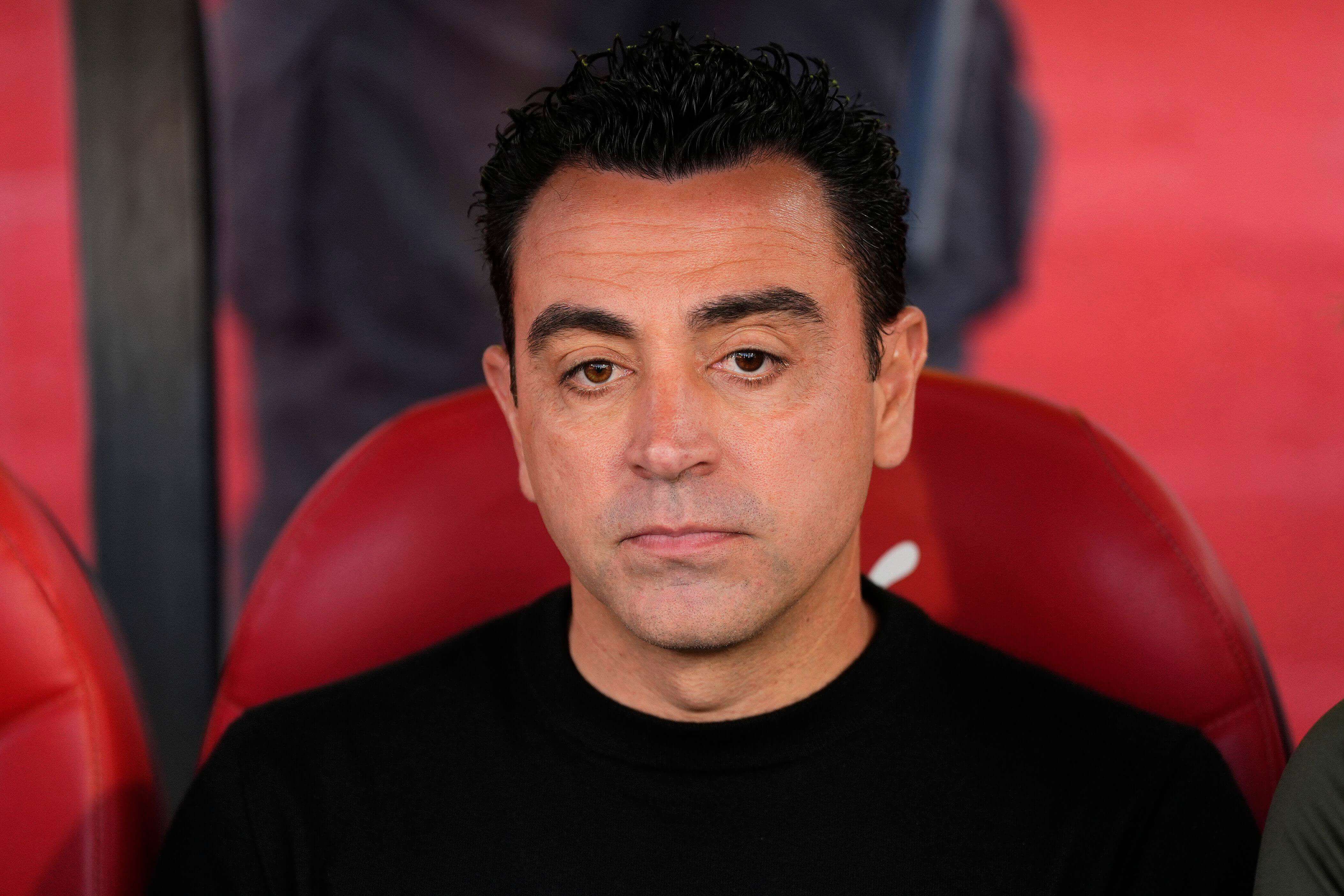  Xavi Hernández, en el banquillo durante el Girona-Barcelona (FOTO: Cordón Press).