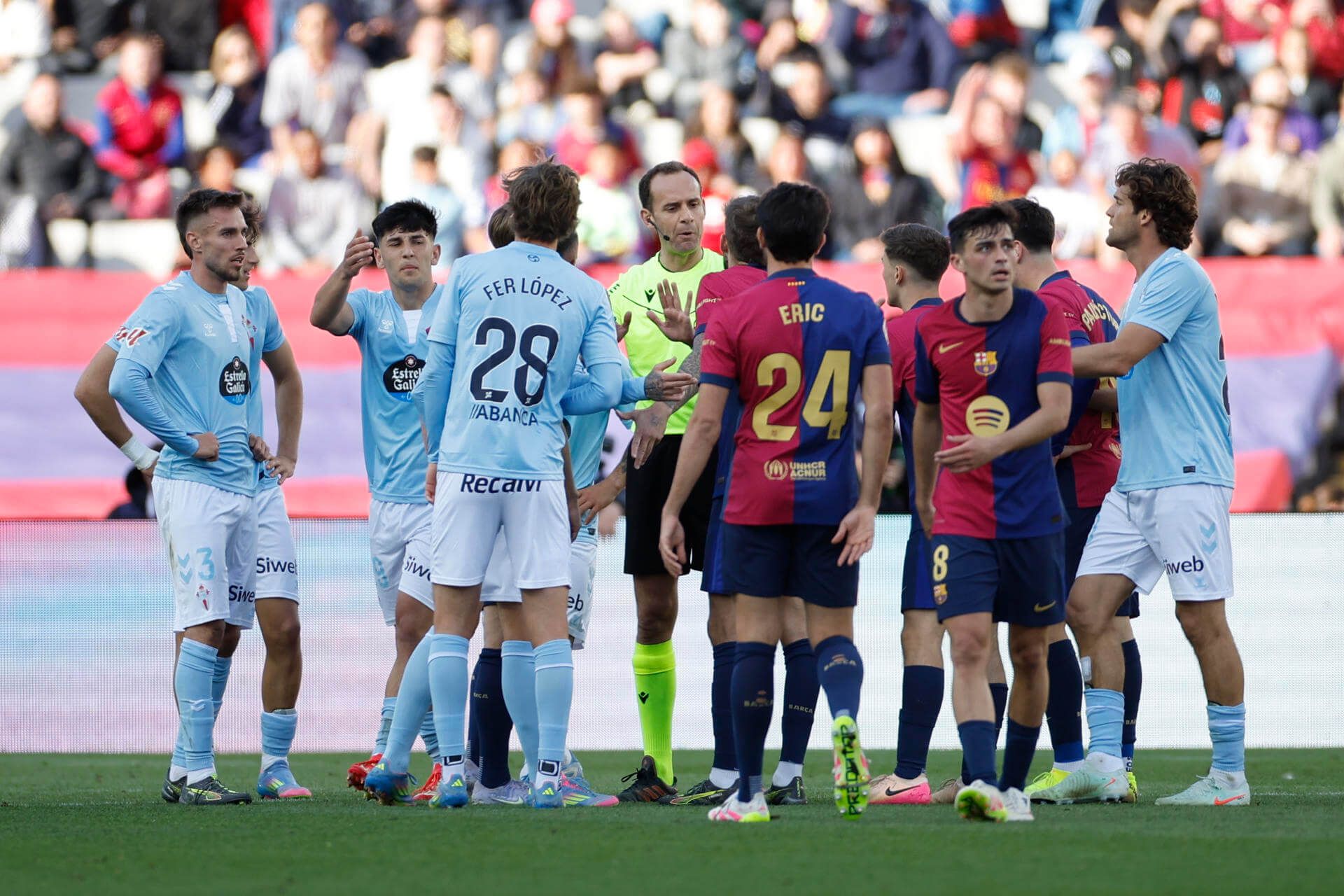  Barcelona y Celta protestando el penalti señalado (EFE)