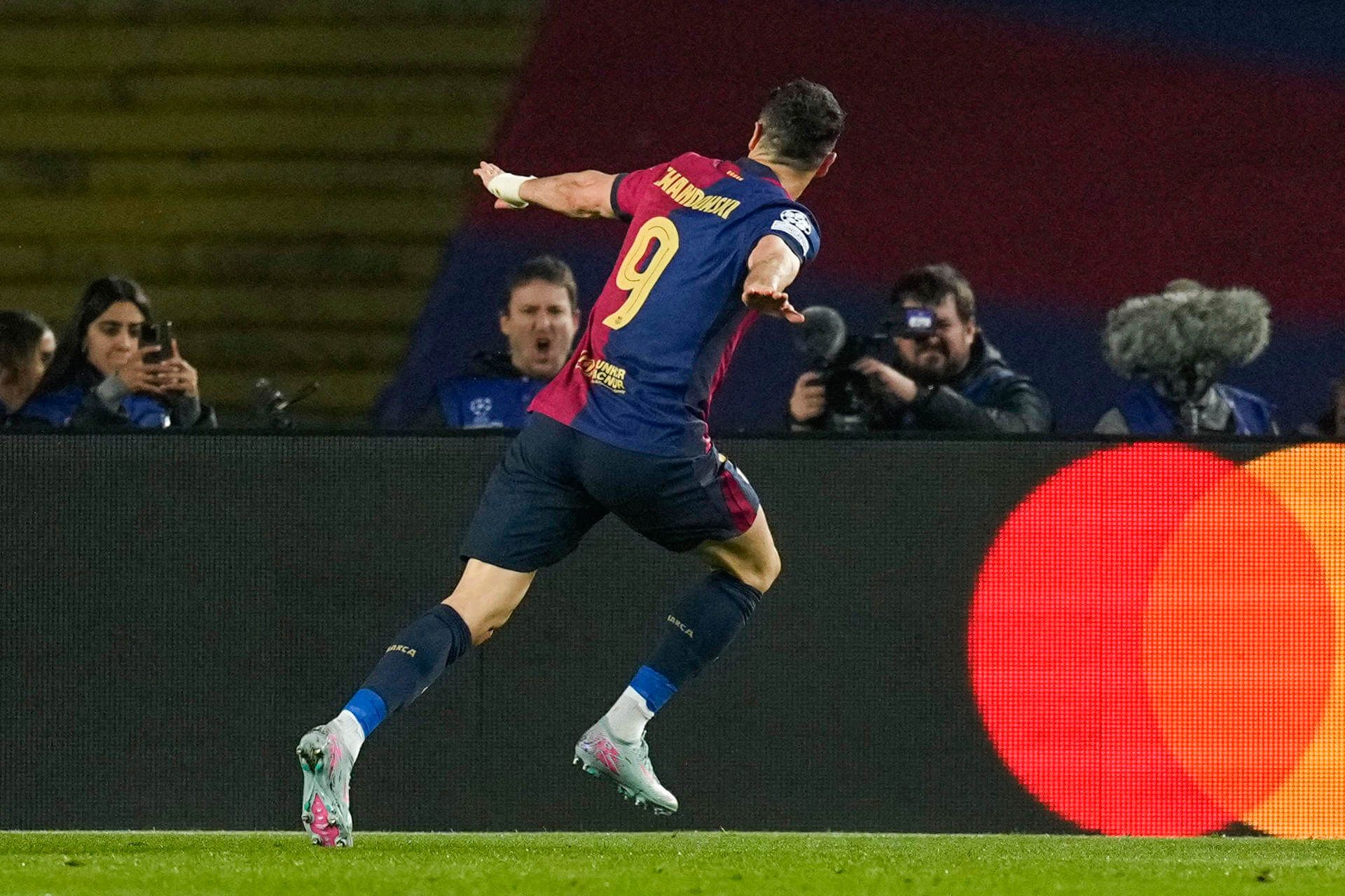  Lewandowski celebrando su gol ante el Borussia Dortmund (EFE)
