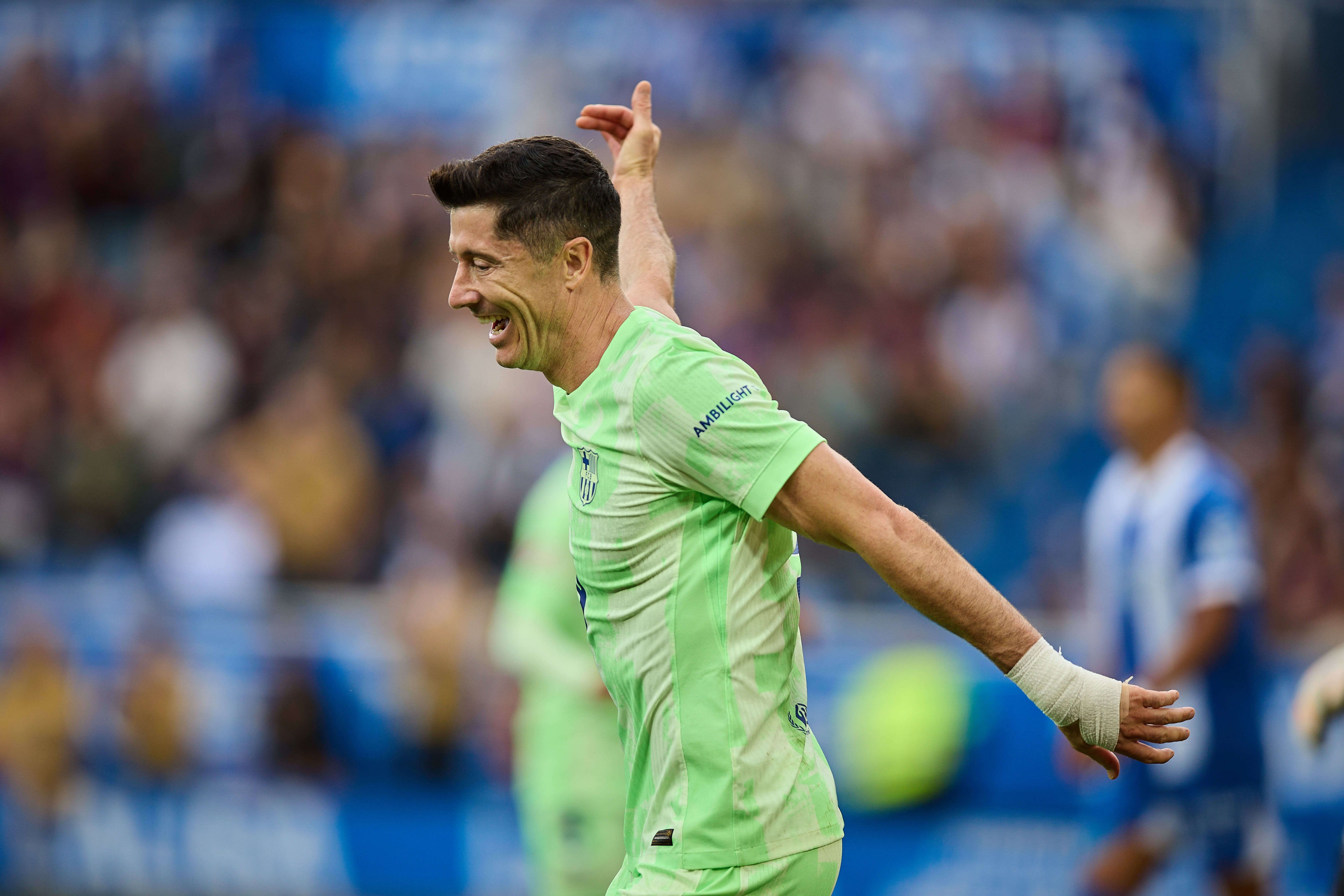  Robert Lewandowski celebra un gol en el Alavés-Barcelona.