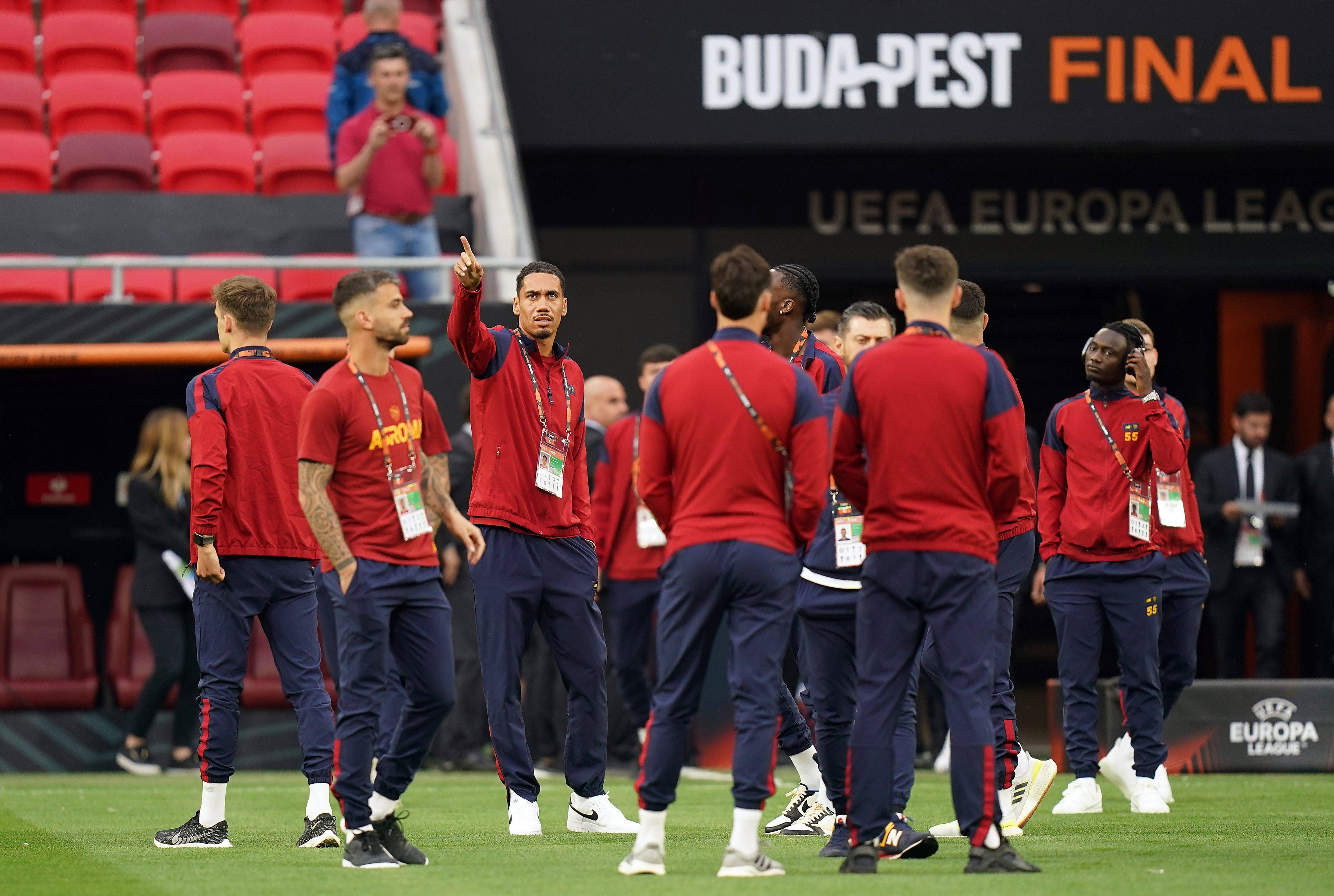Los jugadores de la Roma reconocen el Puskas Arena.
