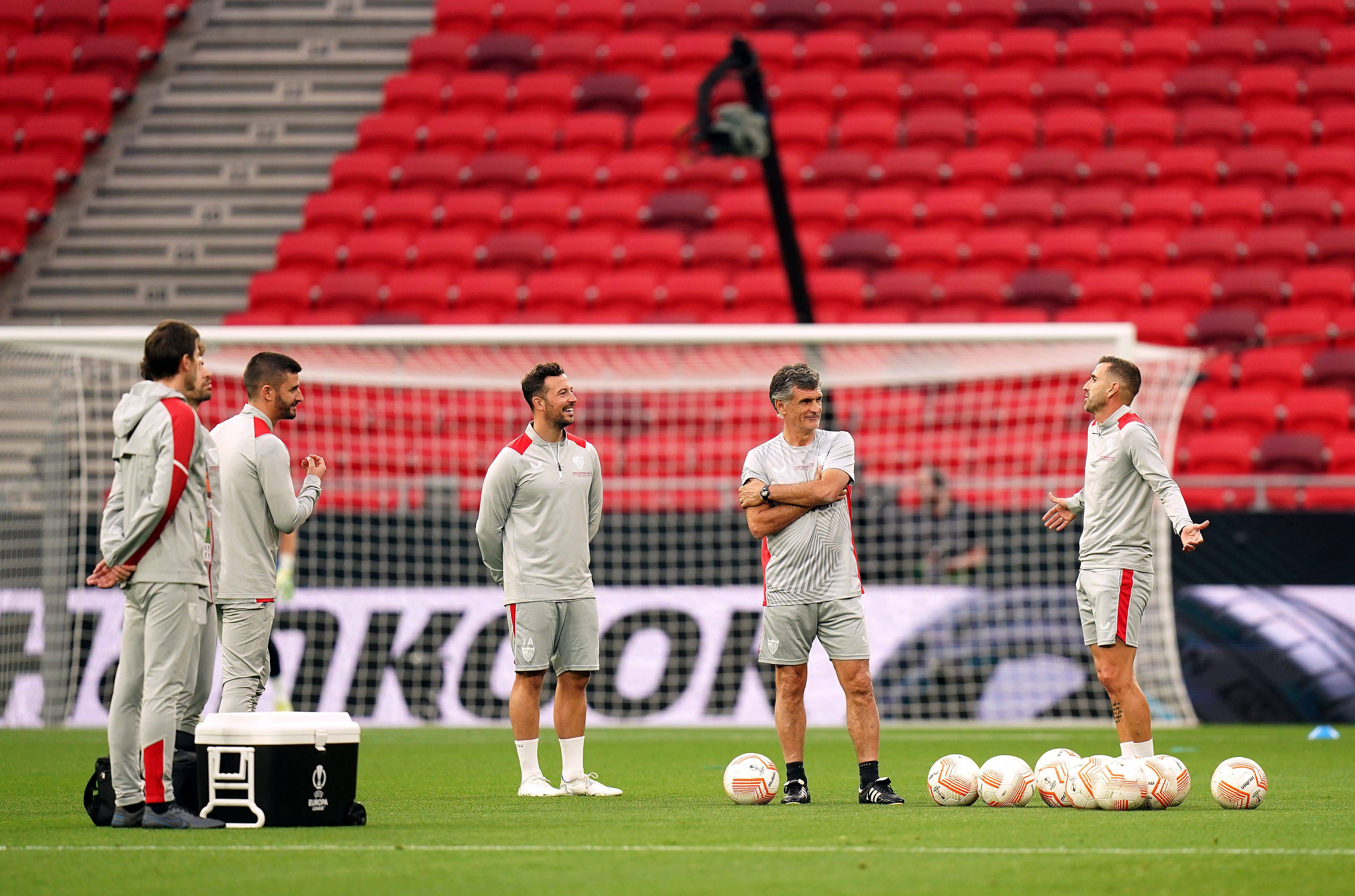 Mendilibar y su cuerpo técnico, en el Puskas Arena.