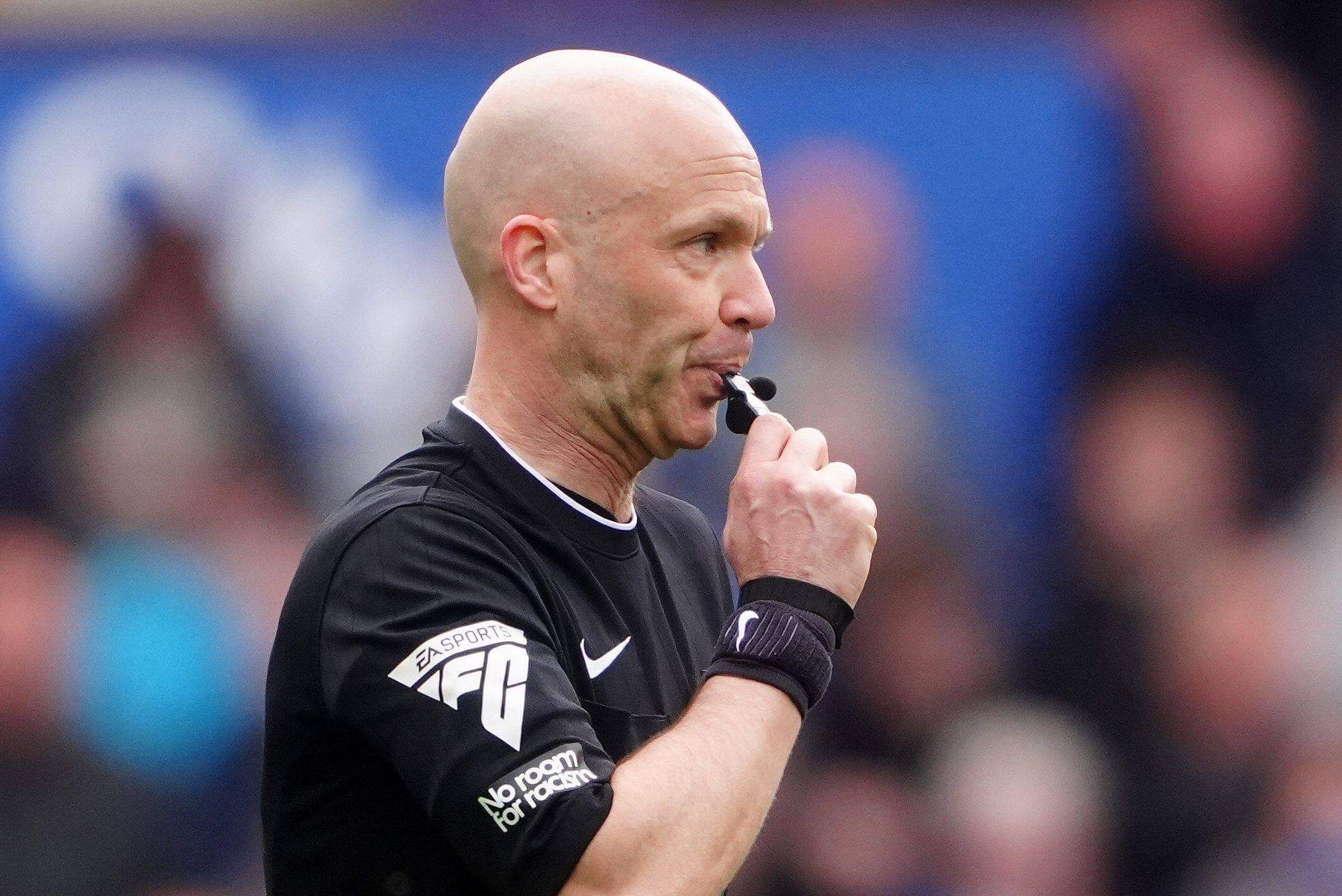Anthony Taylor en un partido de la Premier League