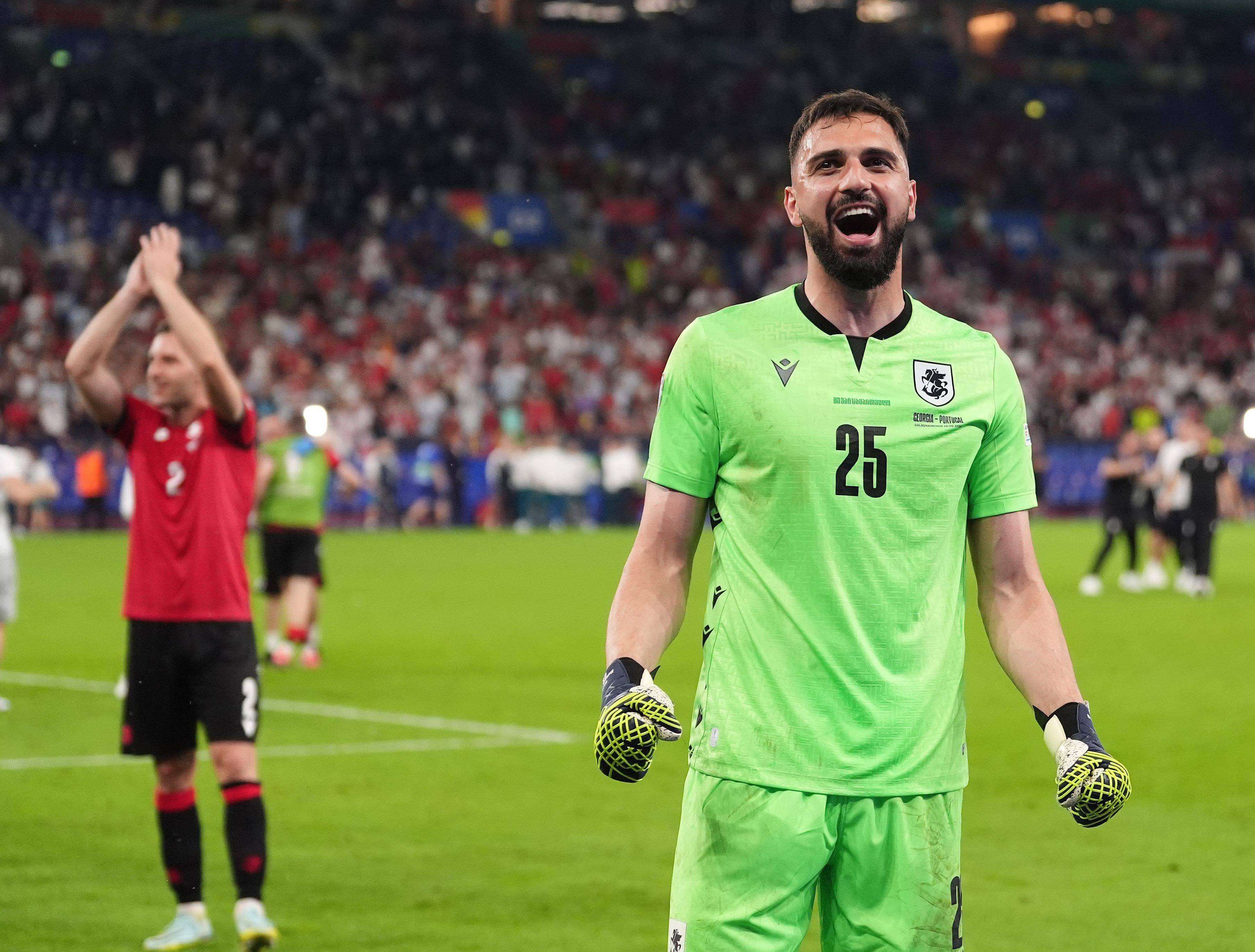 Mamardashvili celebrando el pase a octavos