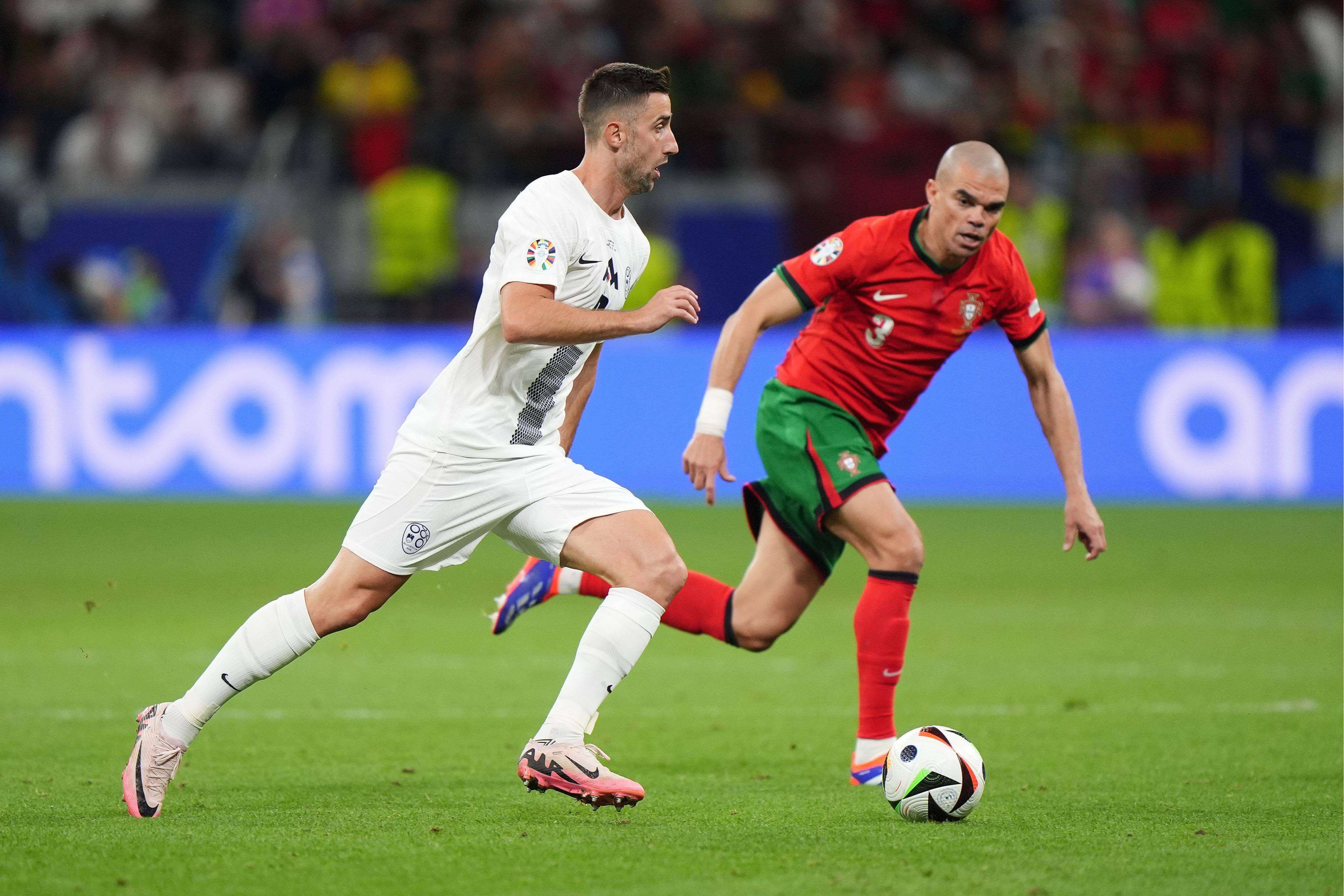  Pepe durante el Portugal - Eslovenia (Cordon Press)