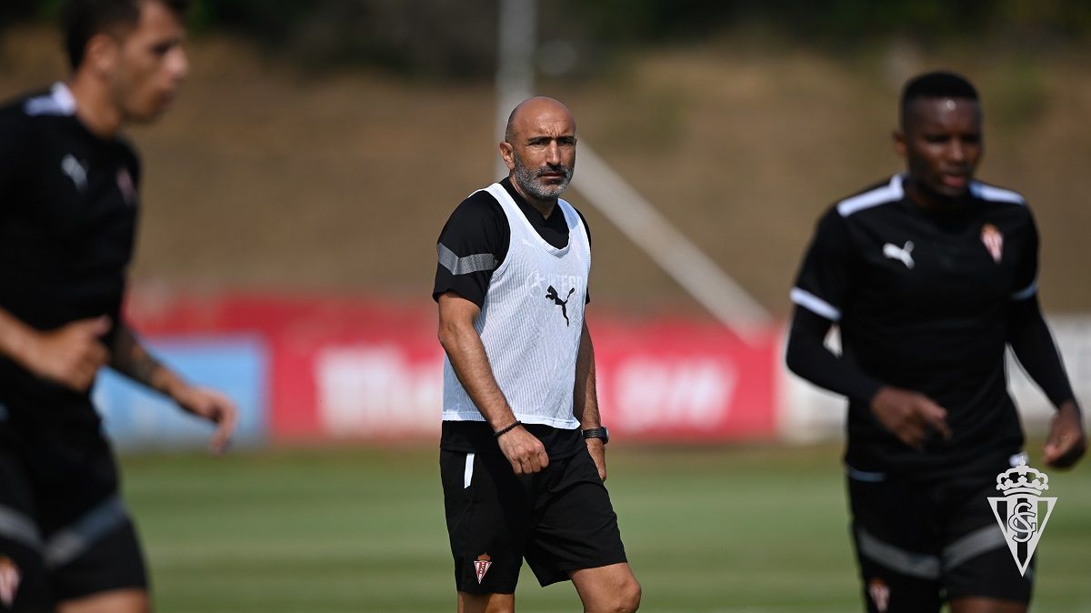  Abelardo, atento a la evolución del primer partidillo de pretemporada del Sporting