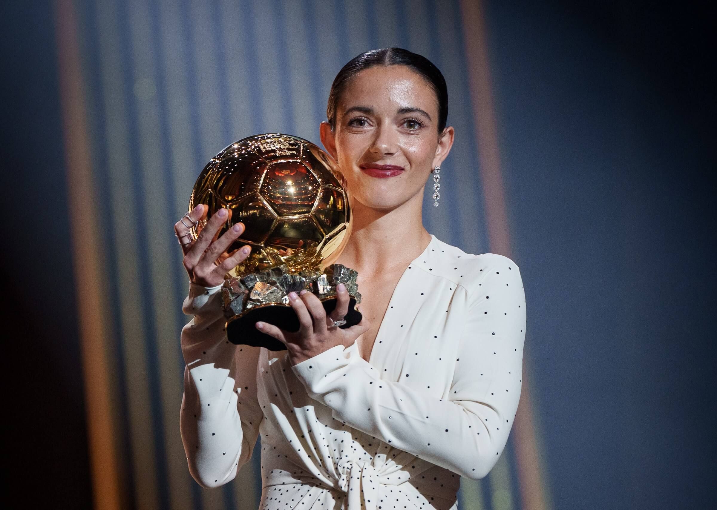  Aitana Bonmatí posa con su segundo Balón de Oro.