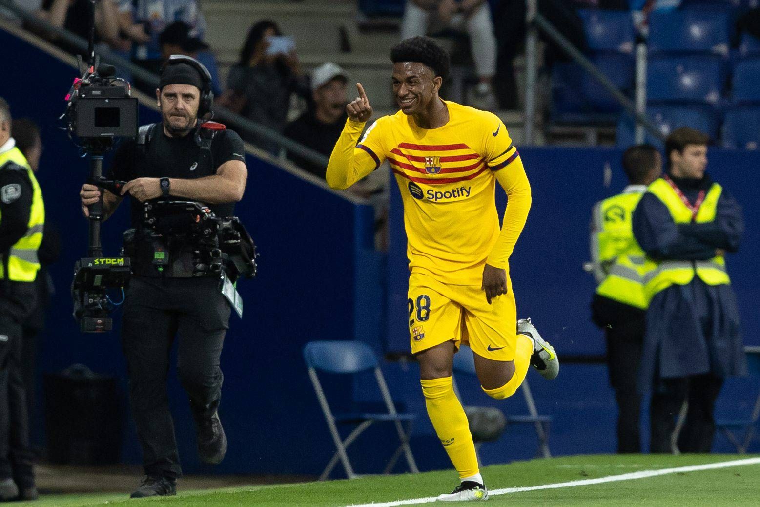 Alejandro Balde celebra su gol en el Espanyol-Barcelona.