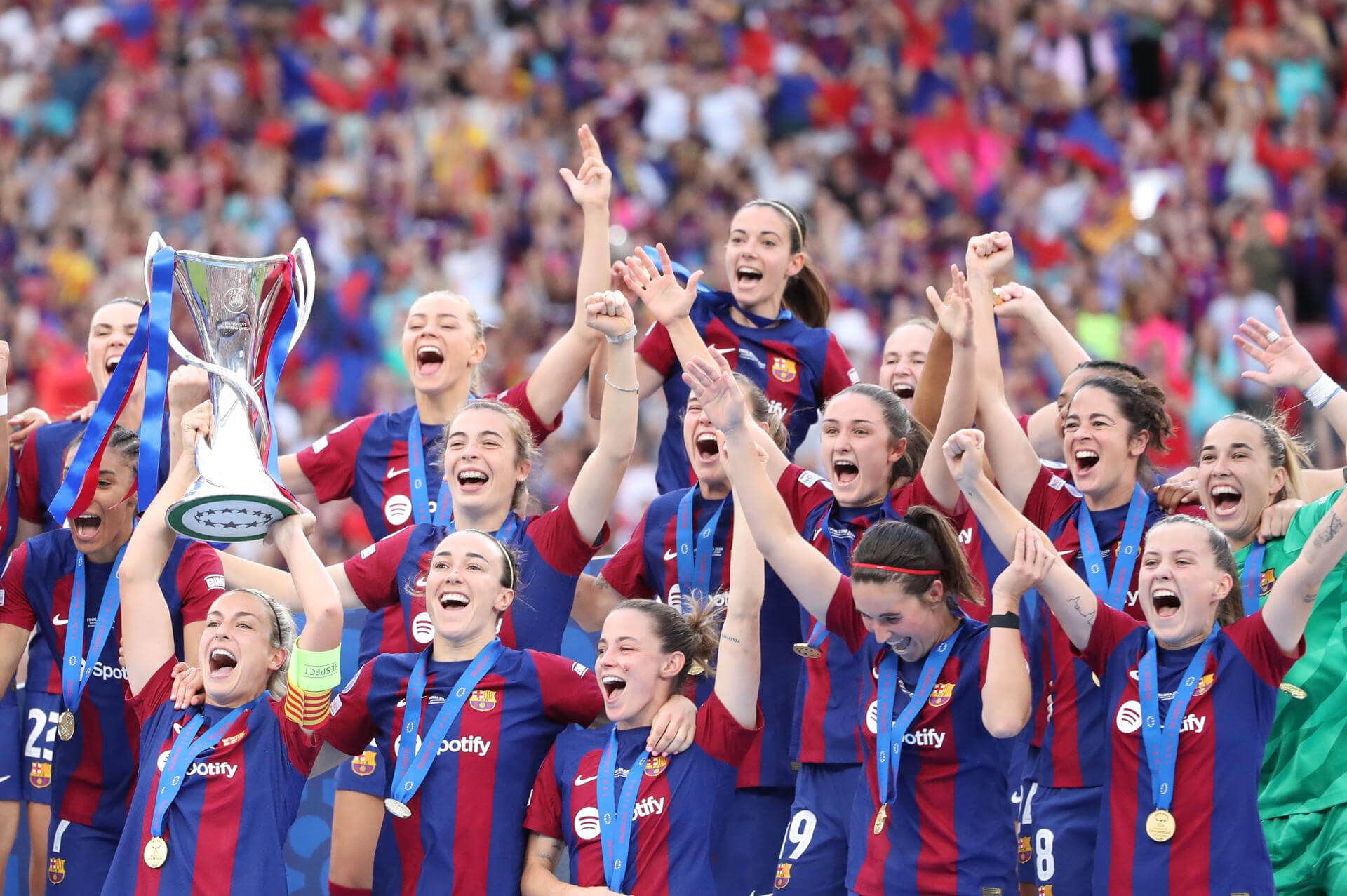  Alexia Putellas eleva al cielo de Bilbao la tercera Champions del Barça.