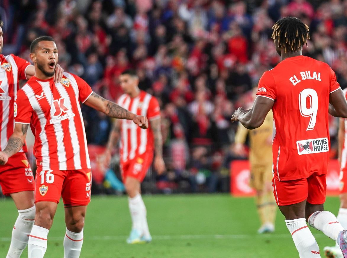 Frenkie de Jong conduce en el Almeria-Barcelona.