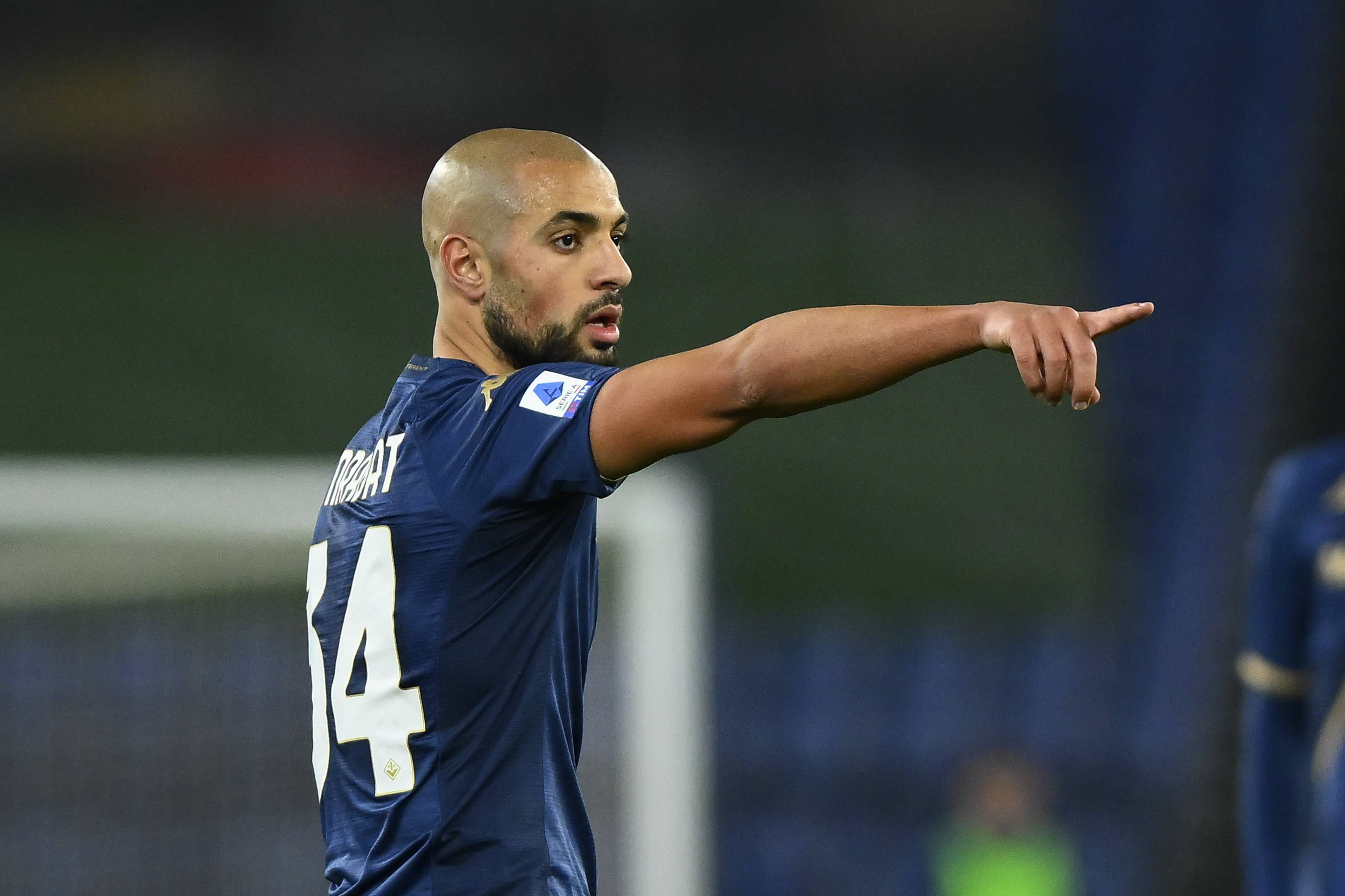  Sofyan Amrabat dando instrucciones en un partido con la Fiorentina.