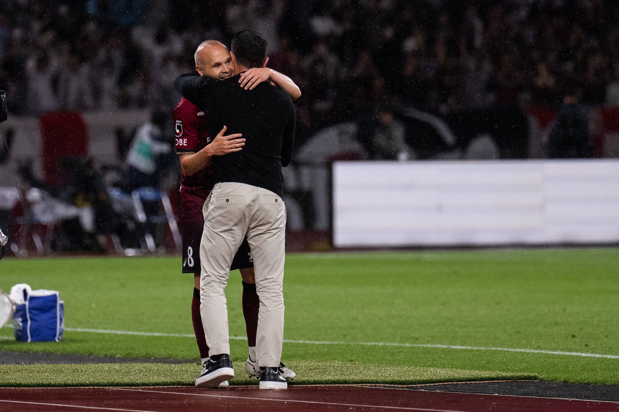 Abrazo entre Andrés Iniesta y Xavi Hernández tras el Vissel Kobe-Barcelona.