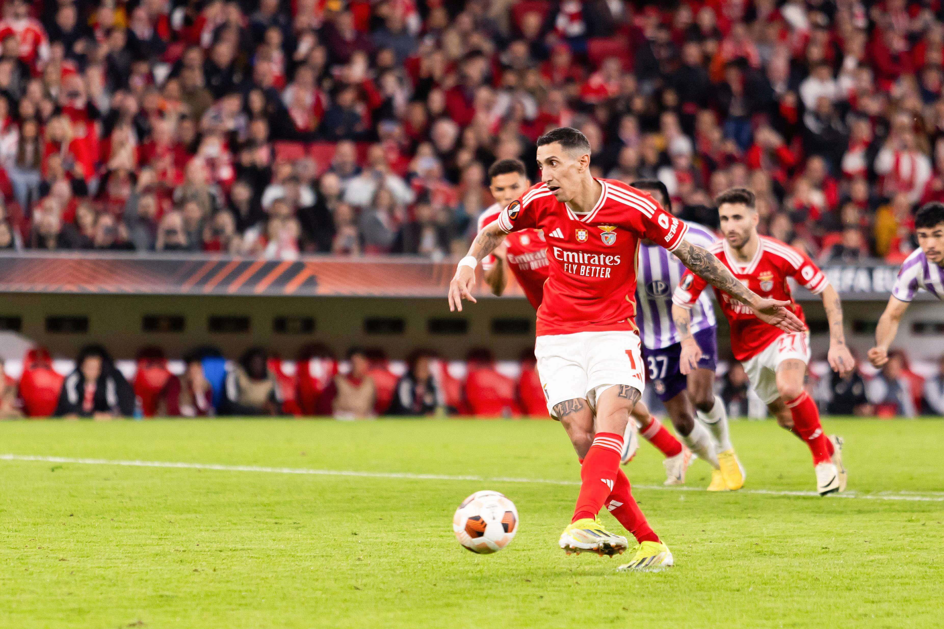 Ángel Di María anota el penalti que da la victoria al Benfica