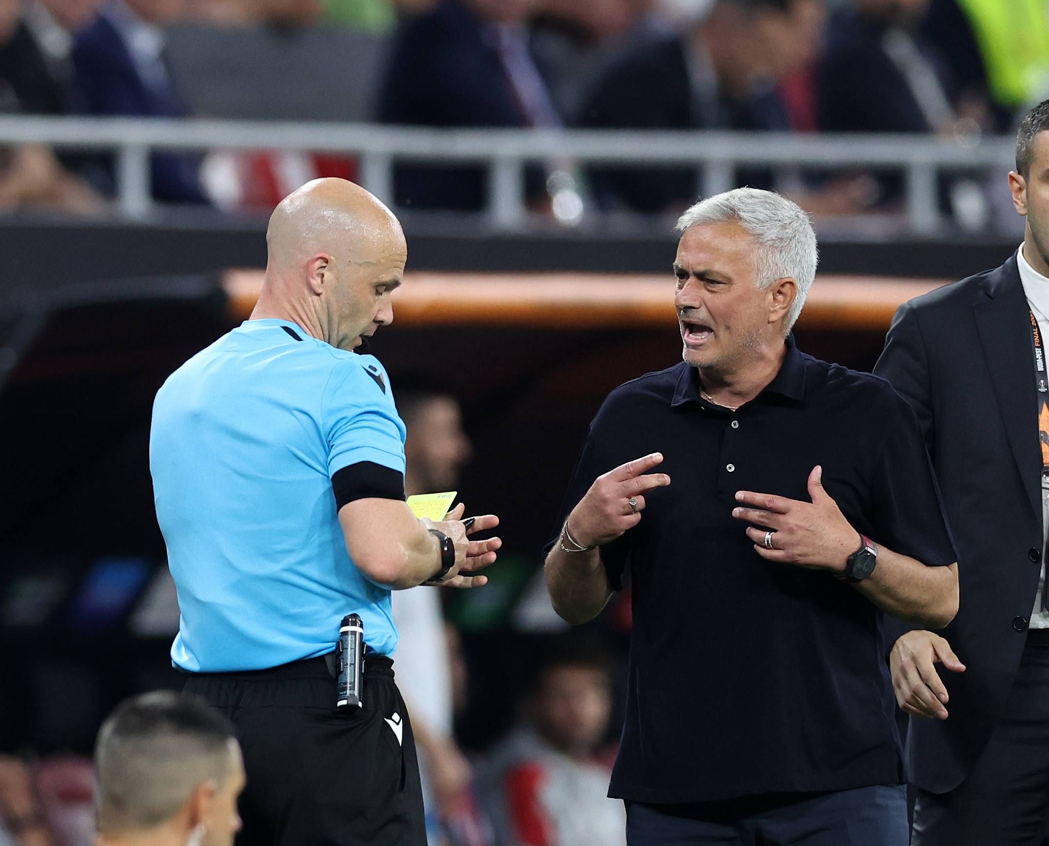  Anthony Taylor y José Mourinho durante la final de Europa League entre Roma - Sevilla.