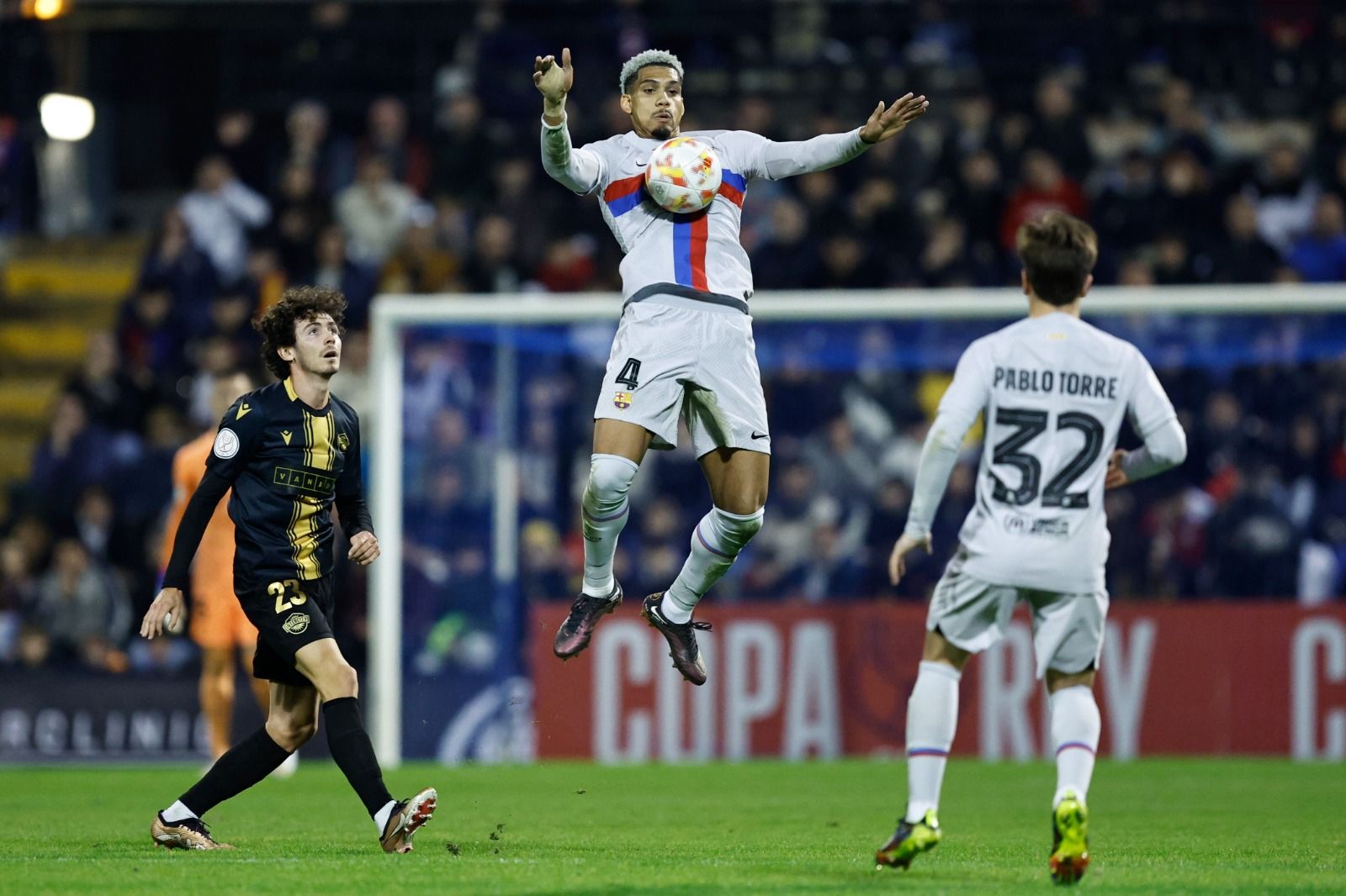 Araújo controla un balón en el Intercity-Barcelona.