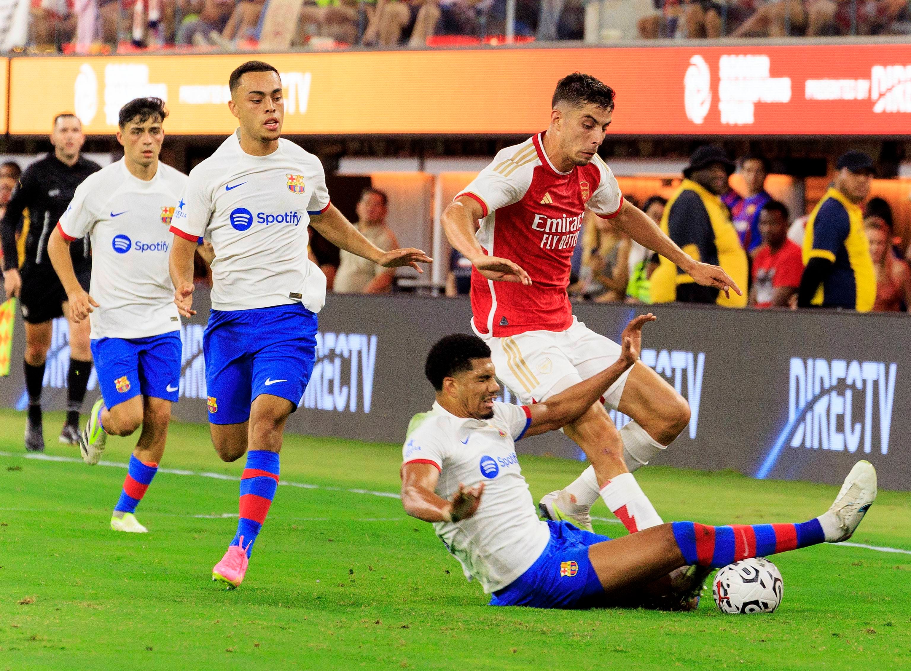  Araujo haciendo una entrada durante el partido (Cordon Press)