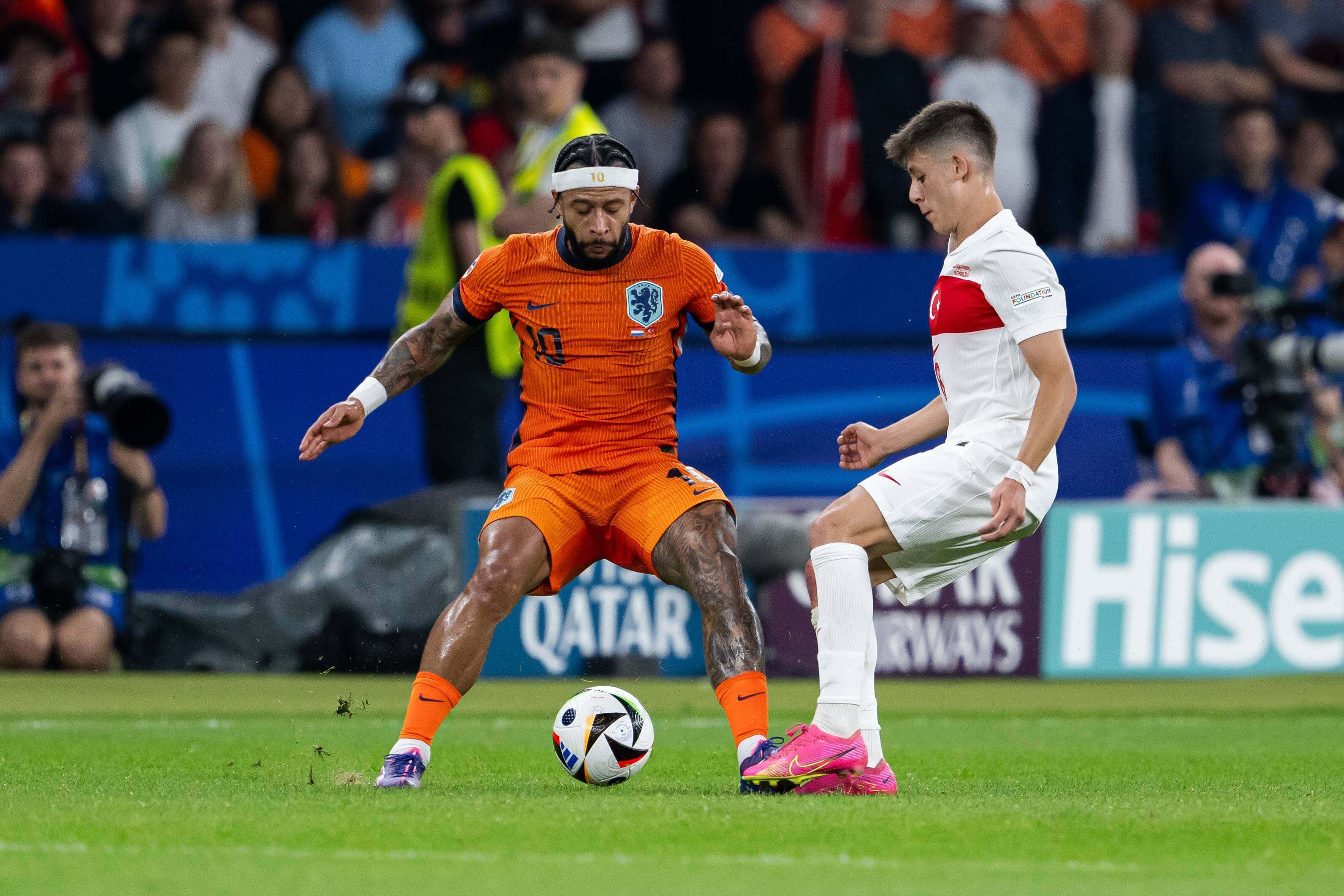 Arda Güler, ante Memphis Depay en el Turquía-Países Bajos de la Euro.