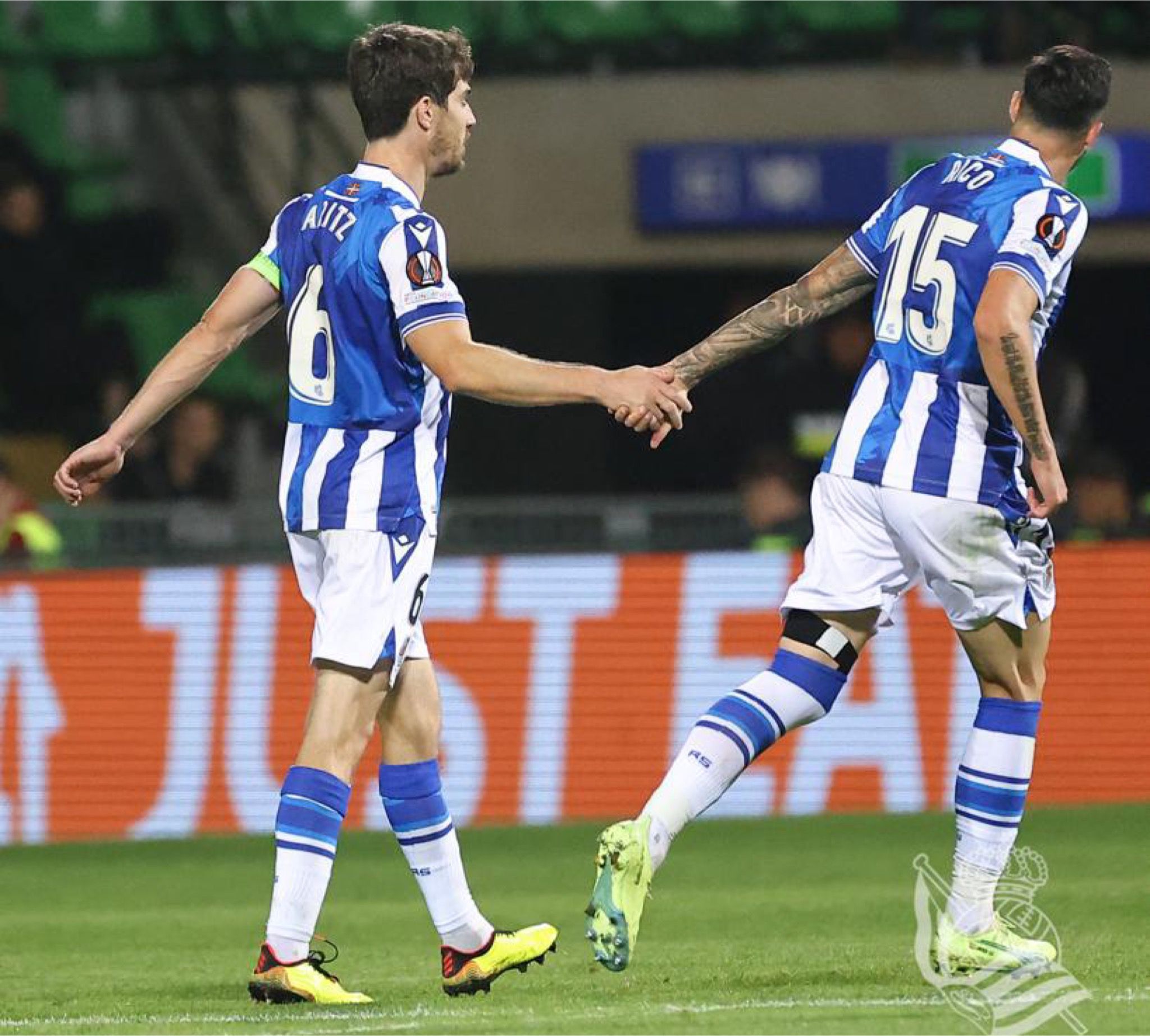  Aritz Elustondo da la mano a Rico tras marcar su gol al Sheriff.