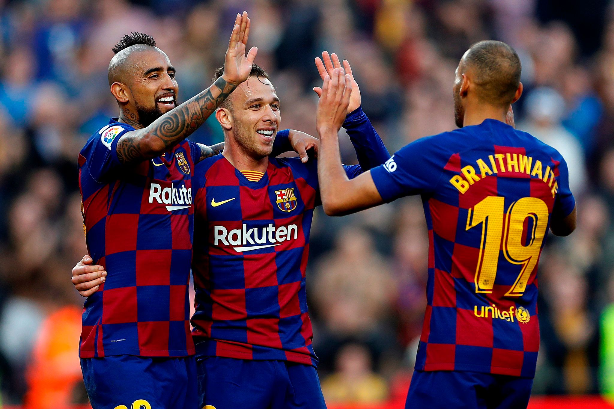Arthur, Vidal y Braithwaite, celebrando un tanto ante el Éibar.