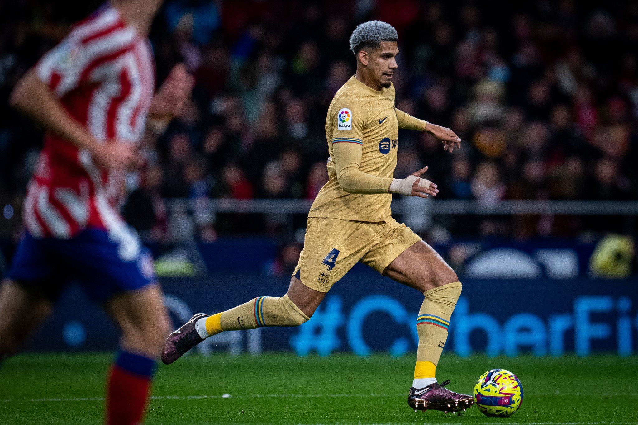  Ronald Araujo conduce en el Atlético de Madrid-Barcelona.
