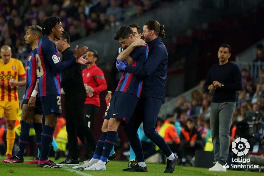 Los médicos ayudan a Lewandowski antes del Barça-Girona.