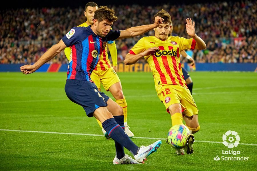 Sergi Roberto, ante Toni Villa en el Barça-Girona.
