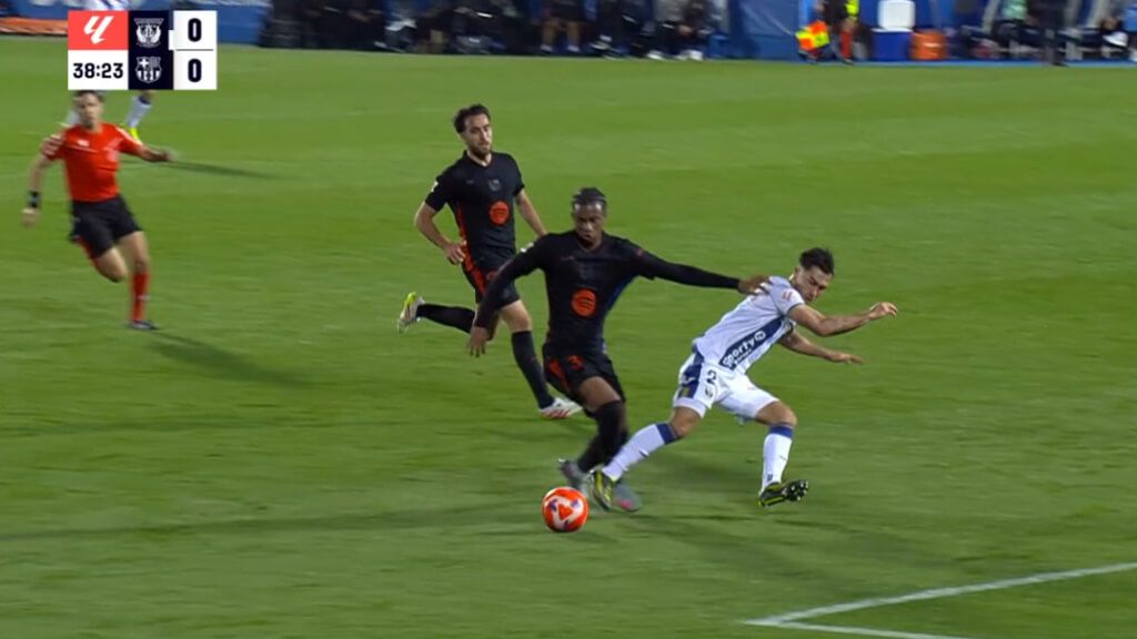  Alejandro Balde con Altimira en el momento de la lesión (Captura de 'DAZN')