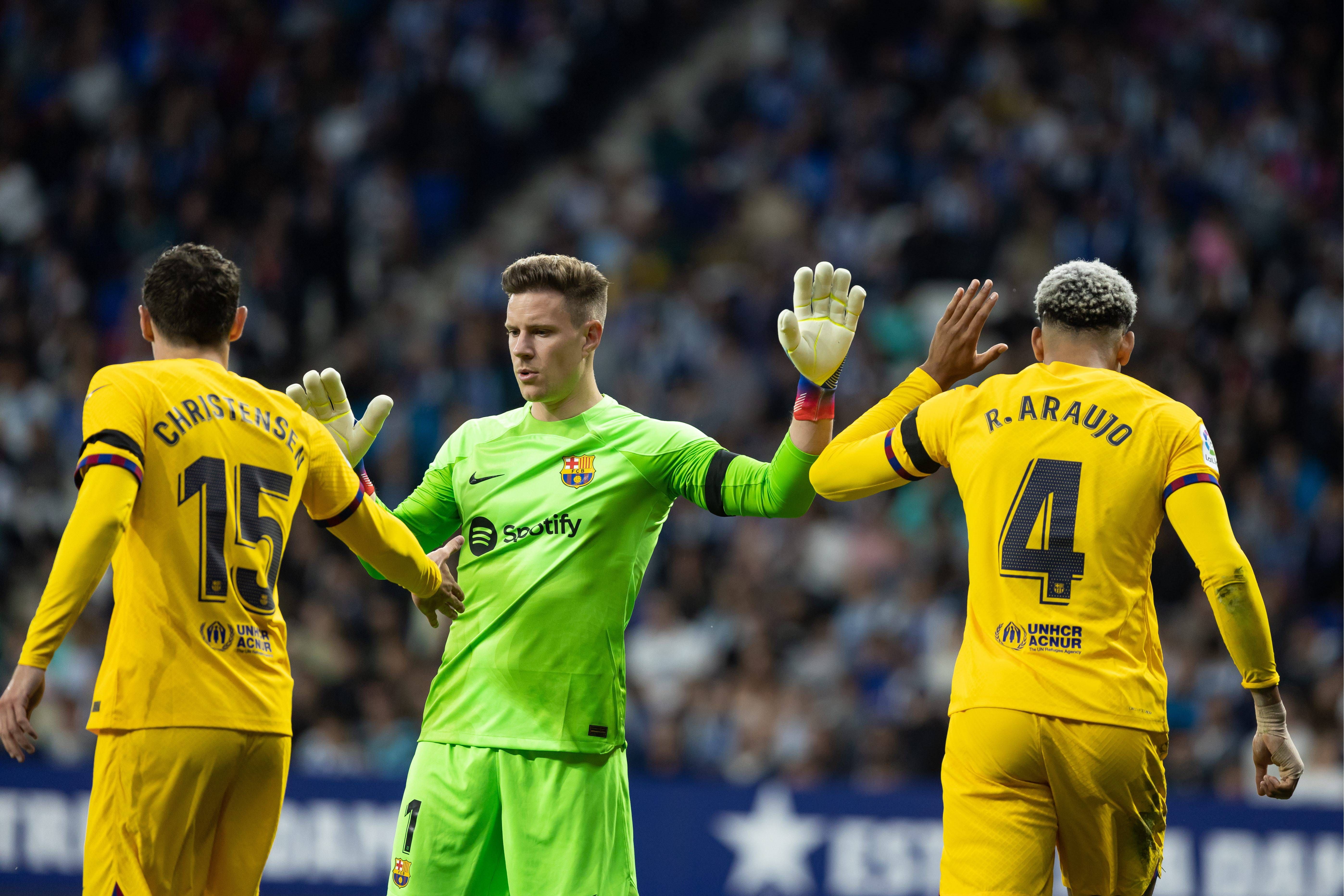 Los defensas del FC Barcelona, Christensen y Araujo, junto a Ter Stegen.