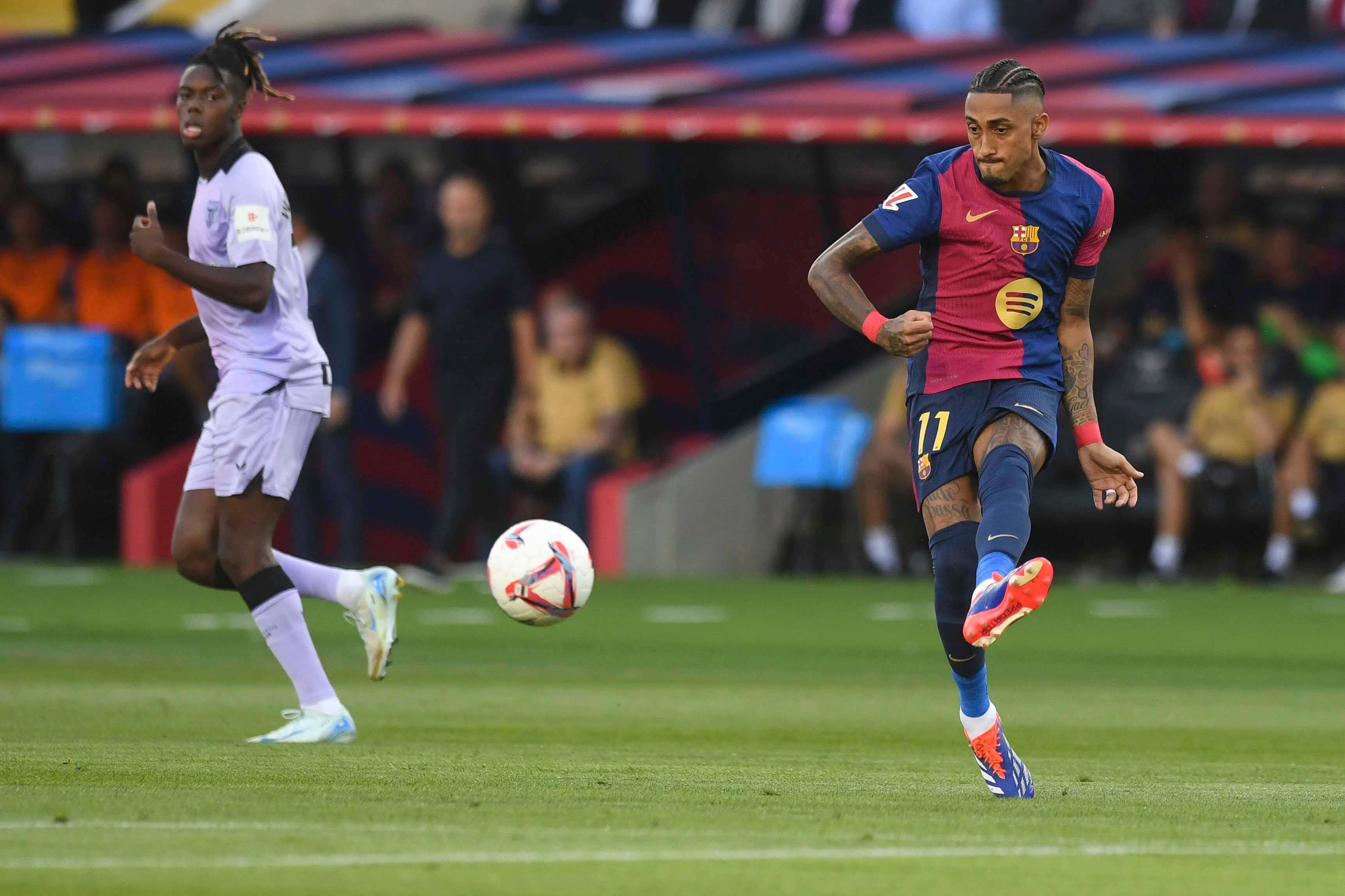 Raphinha da un pase en el Barcelona-Athletic.