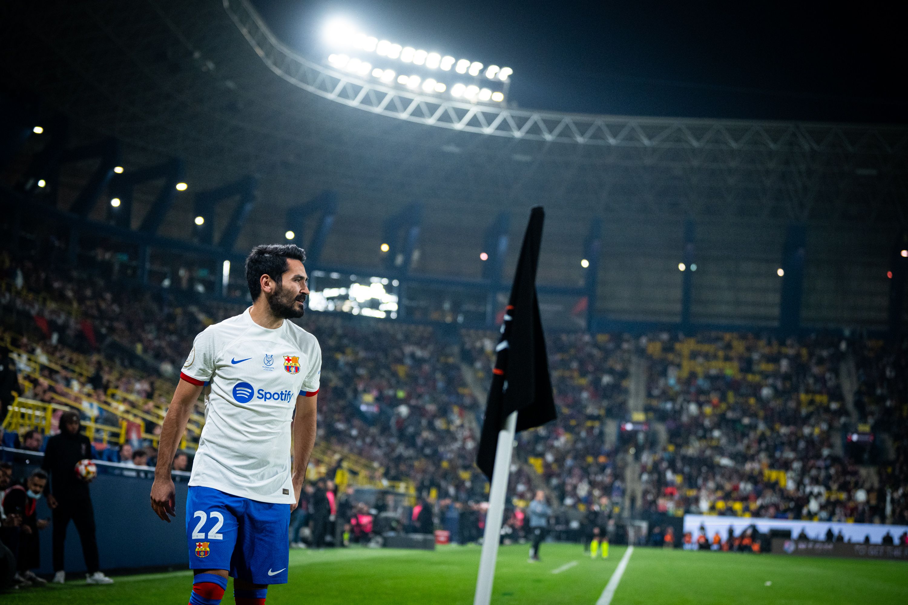  Ilkay Gündogan saca un córner en el Barcelona-Osasuna.