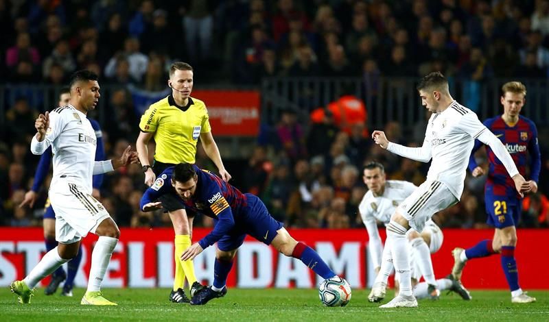  Messi pugna por el balón ante Casemiro y Fede Valverde en el Barcelona-Real Madrid.