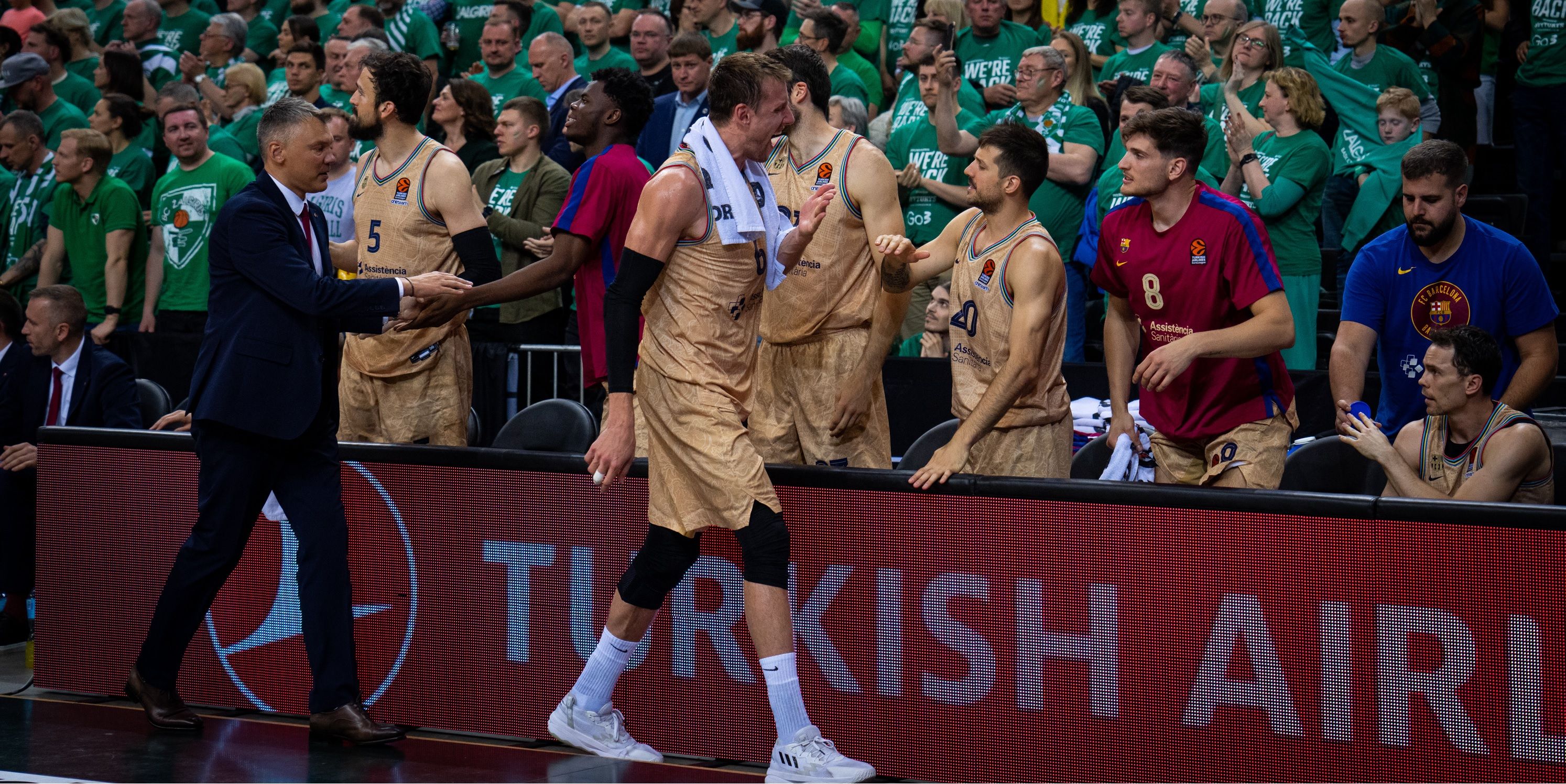  La plantilla del Barcelona celebra la victoria frente al Zalgiris. Fuente: FCB