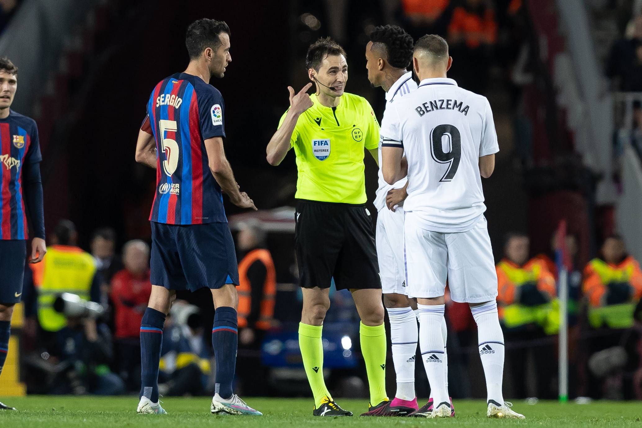  El árbitro De Burgos Bengoetxea, con Militao, Busquets y Benzema en el Barça-Madrid (Foto: Cordon