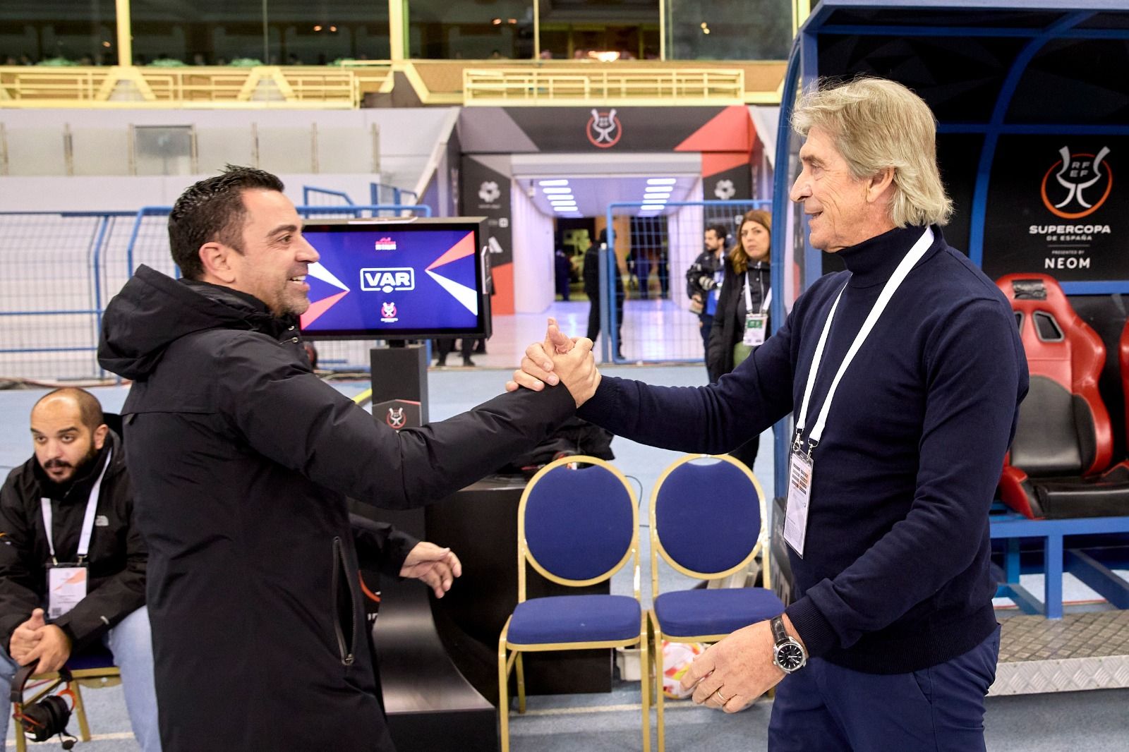Saludo entre Xavi Hernández y Manuel Pellegrini en la Supercopa.