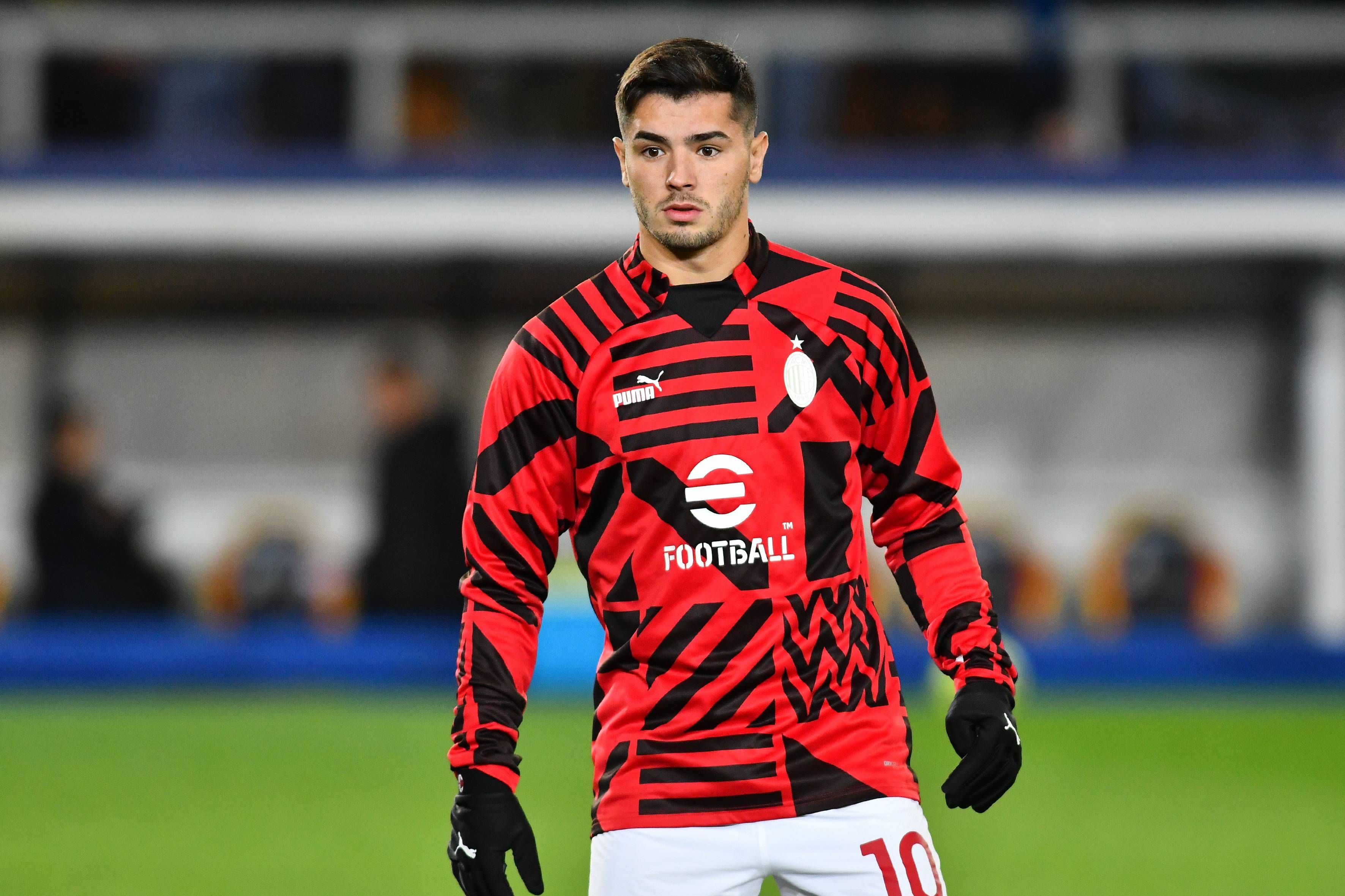  Brahim Díaz calienta en un partido del AC Milan.