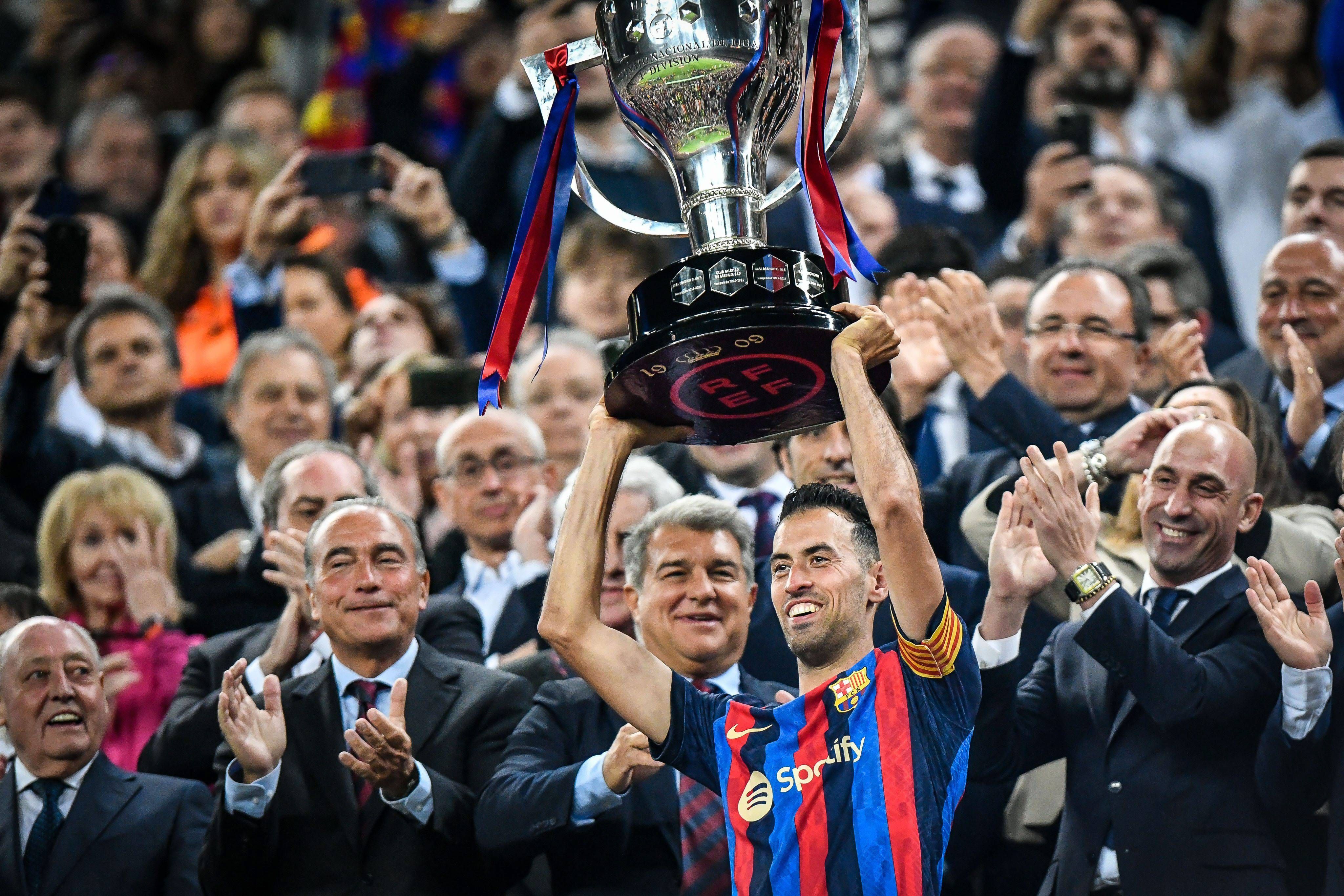 Busquets levantando el título de LaLiga