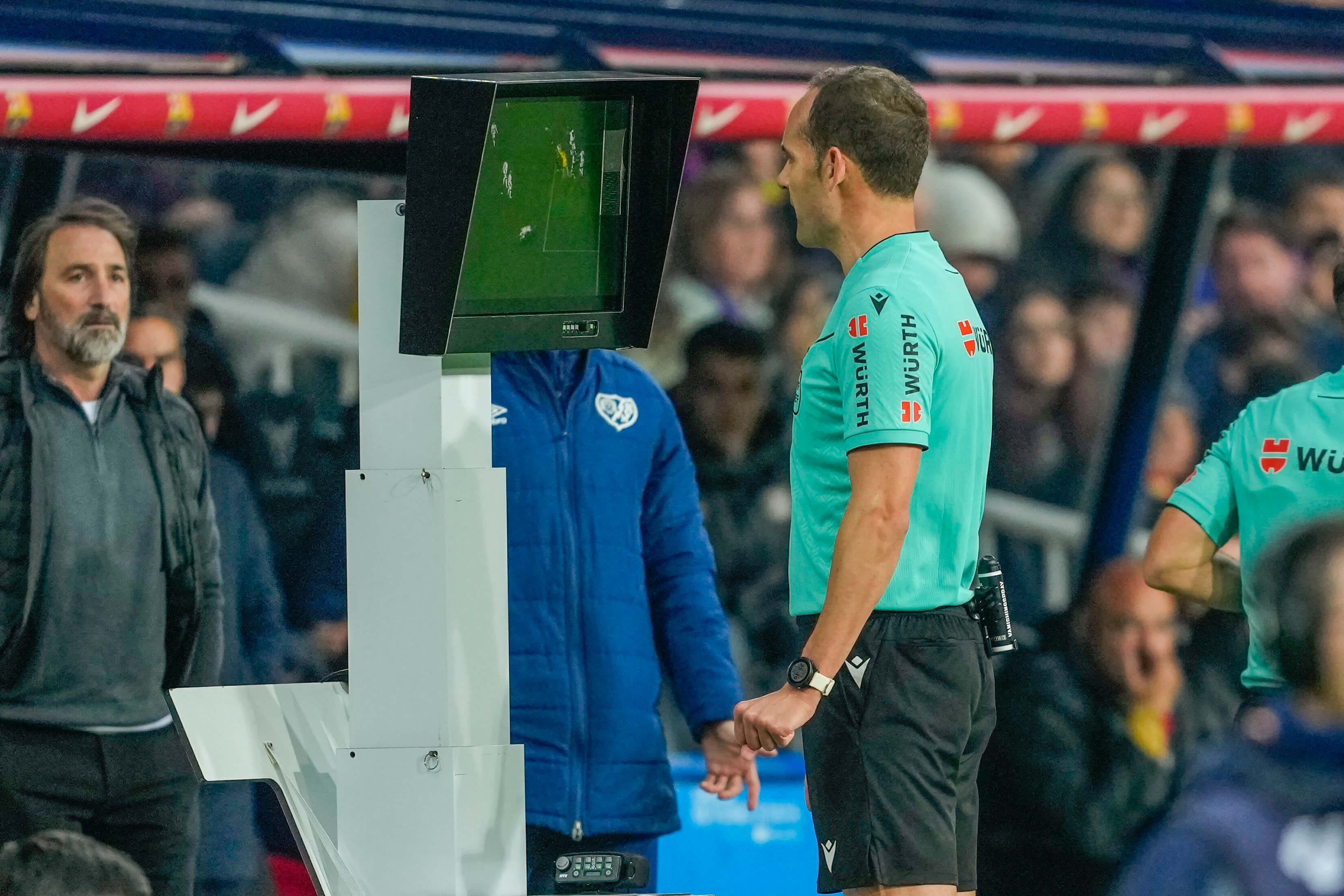  Melero López consultando el VAR en el Barça - Rayo Vallecano