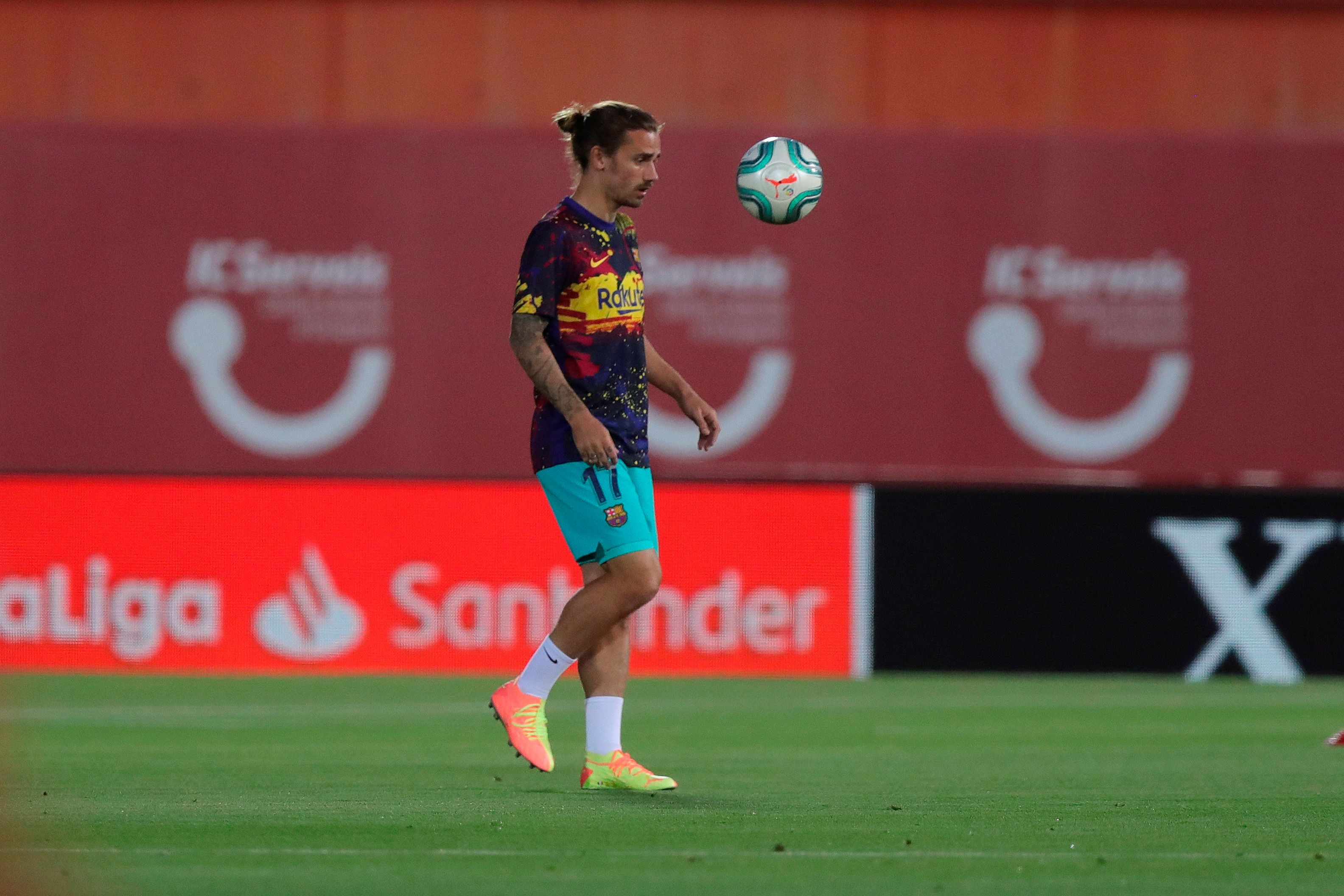 Calentamiento de Griezmann, jugador entrenado por Quique Setién, en Son Moix (FOTO: EFE).