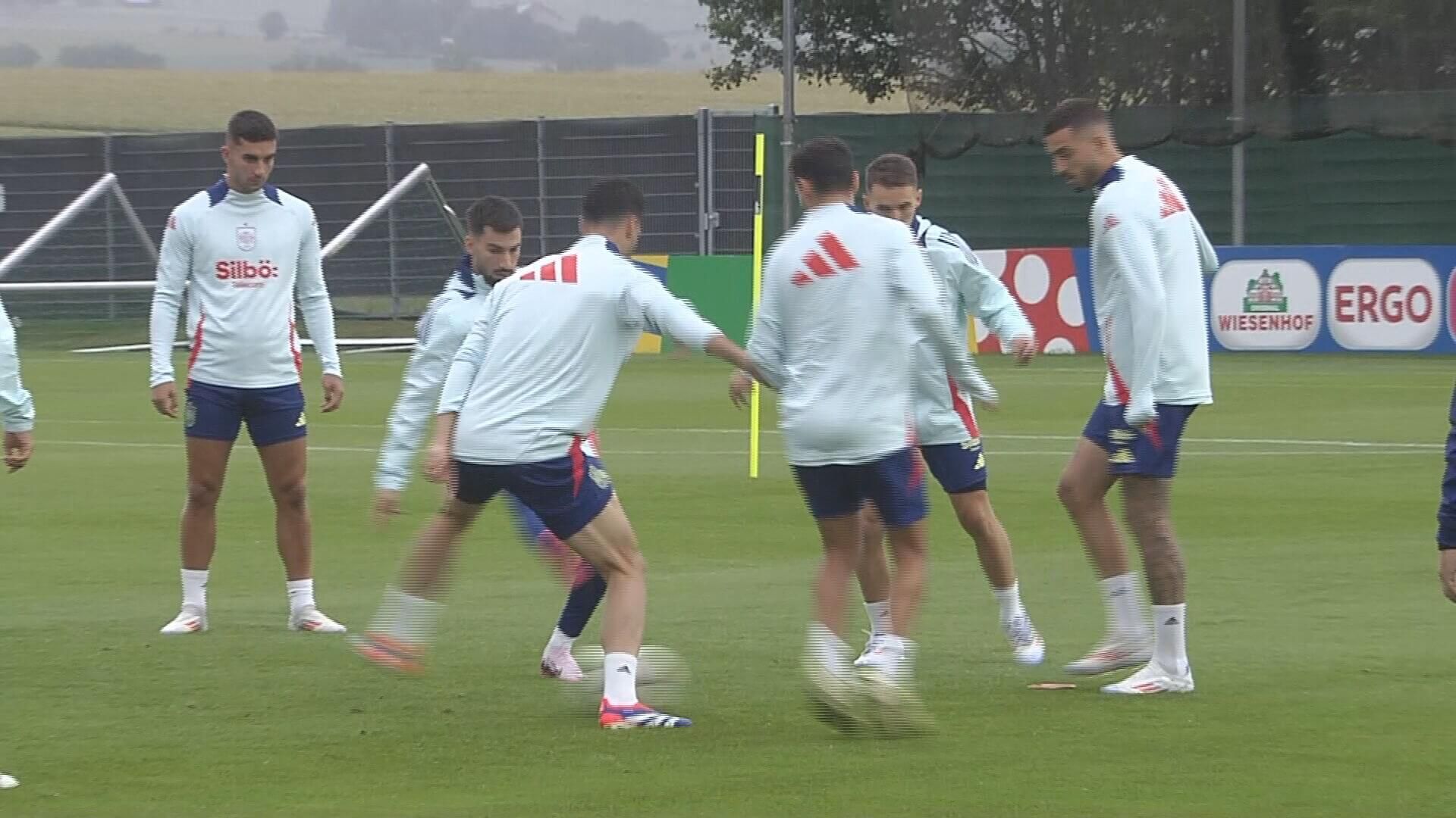 Joselu Mato realiza un caño a Mikel Merino en el entrenamiento de la Selección Española.