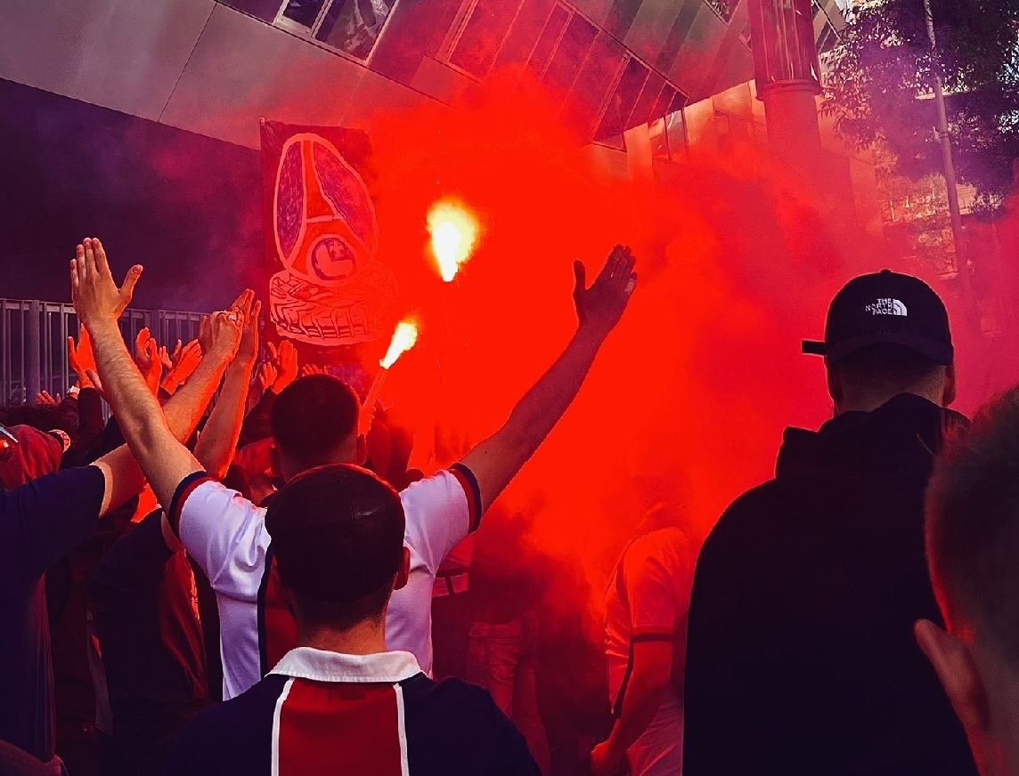  Cánticos contra Messi en la sede del PSG.