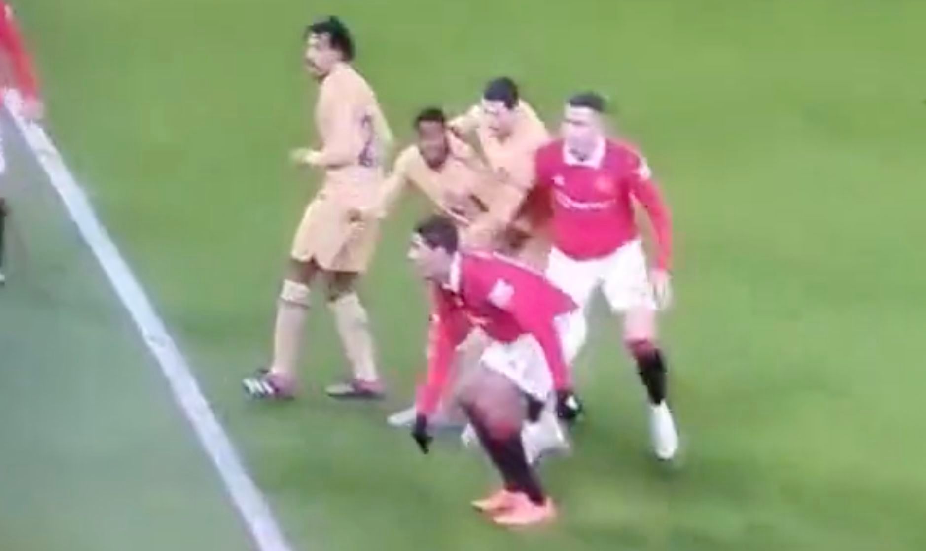 El codazo que le dio Robert Lewandowski a Ansu Fati.