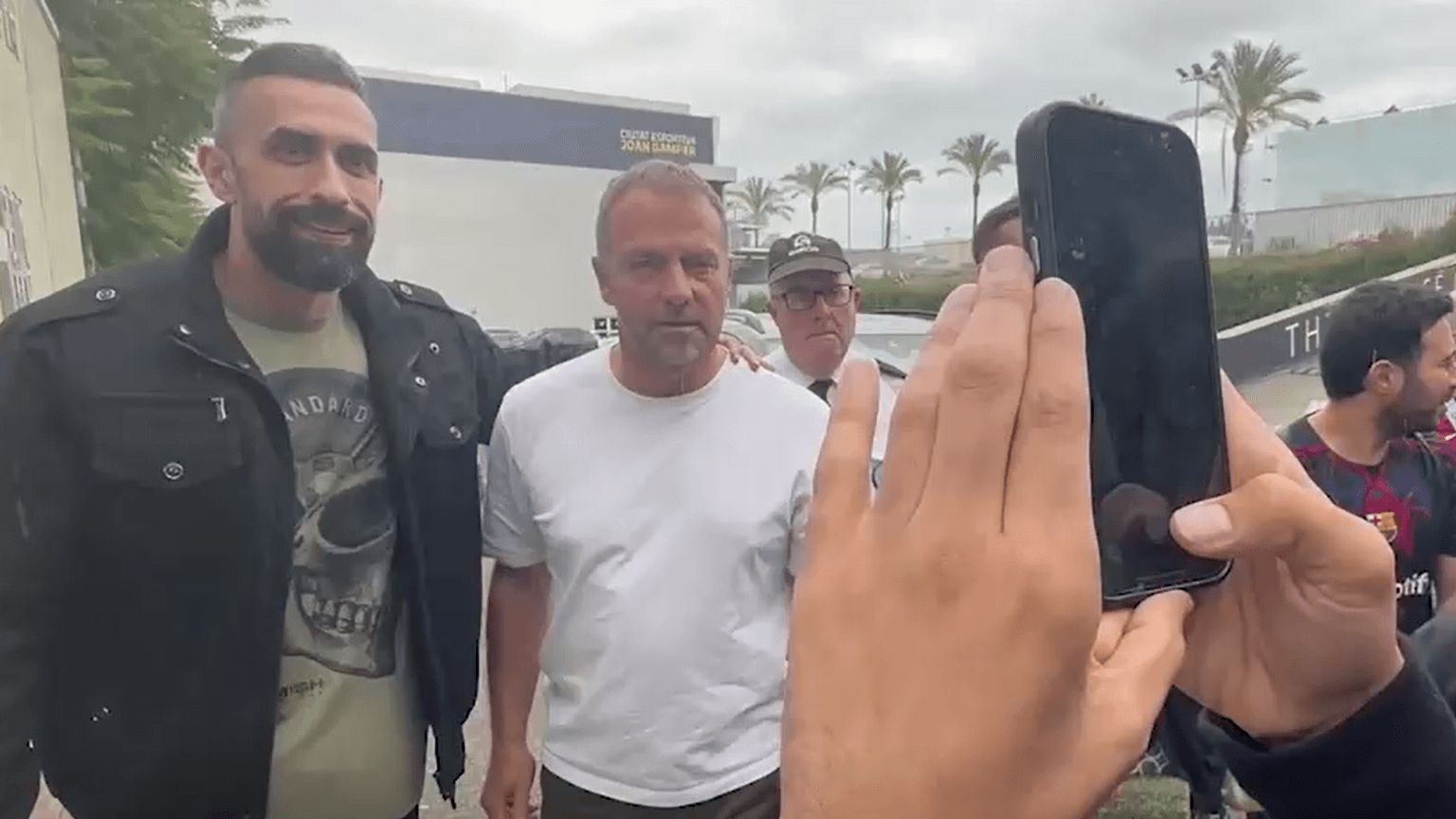  Hansi Flick posa con un aficionado