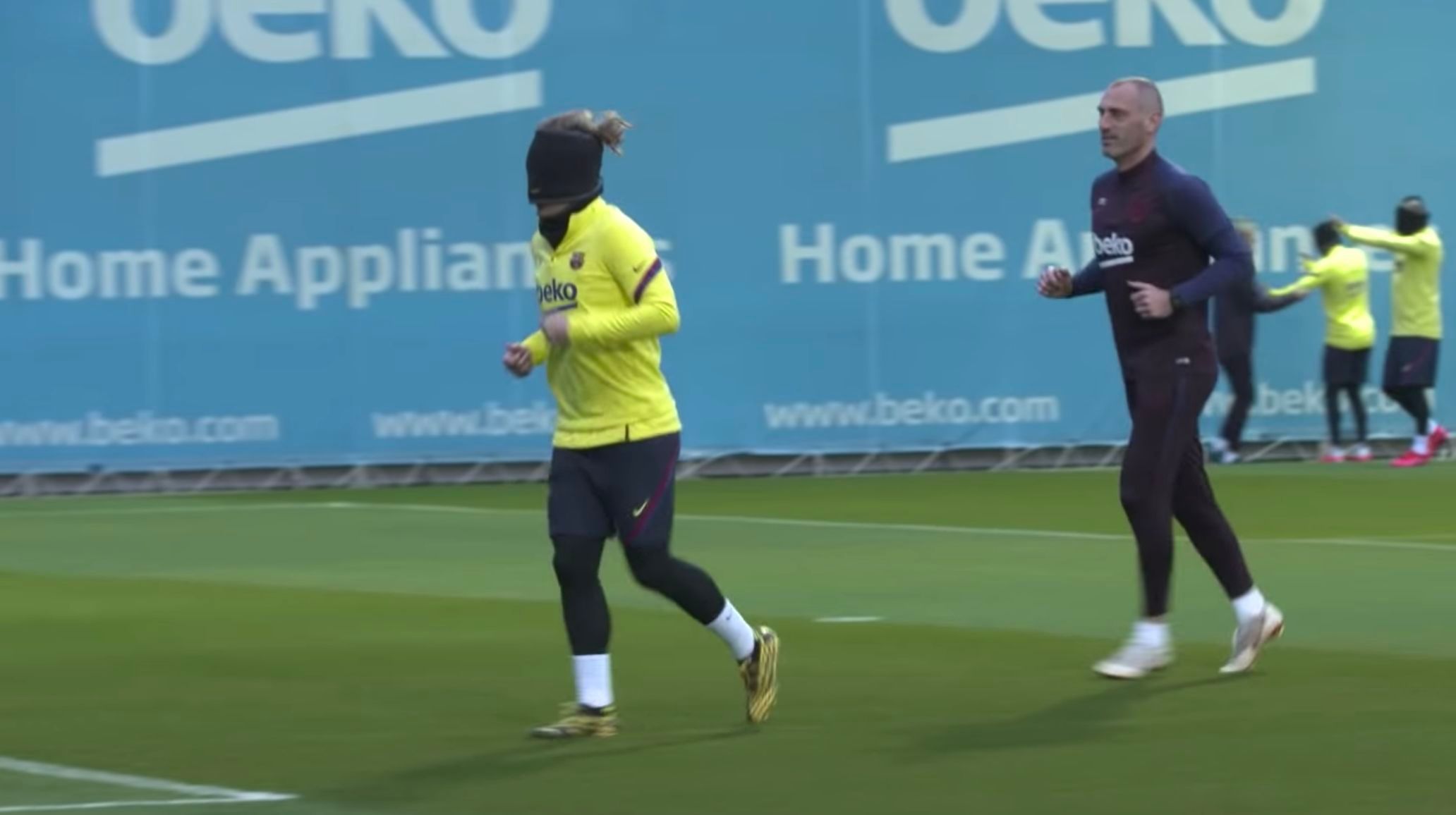  Quique Setién preparó un ejercicio en el que algunos de sus jugadores estaban con la cara tapada.