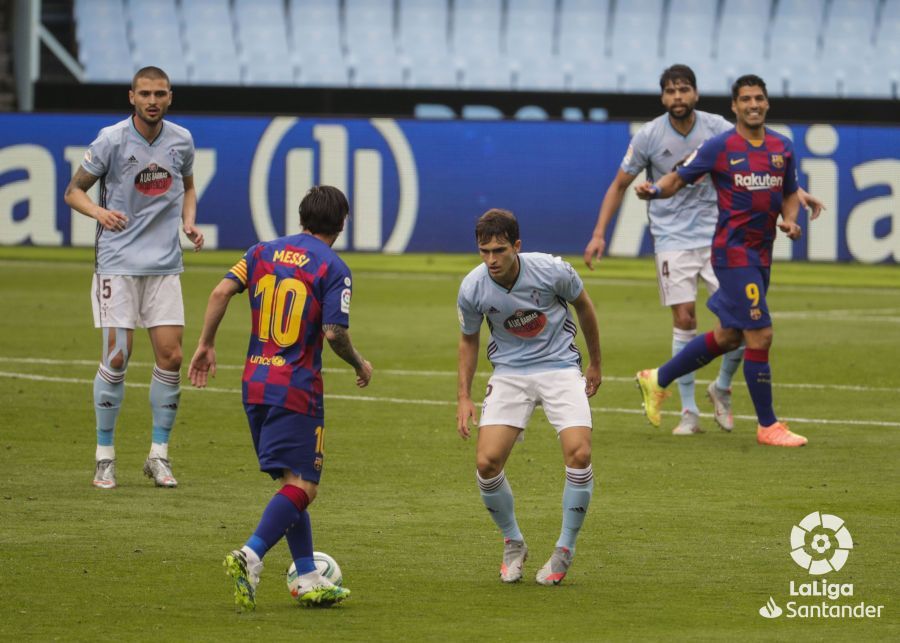  Leo Messi encara a Denis Suárez en el Celta-Barcelona.