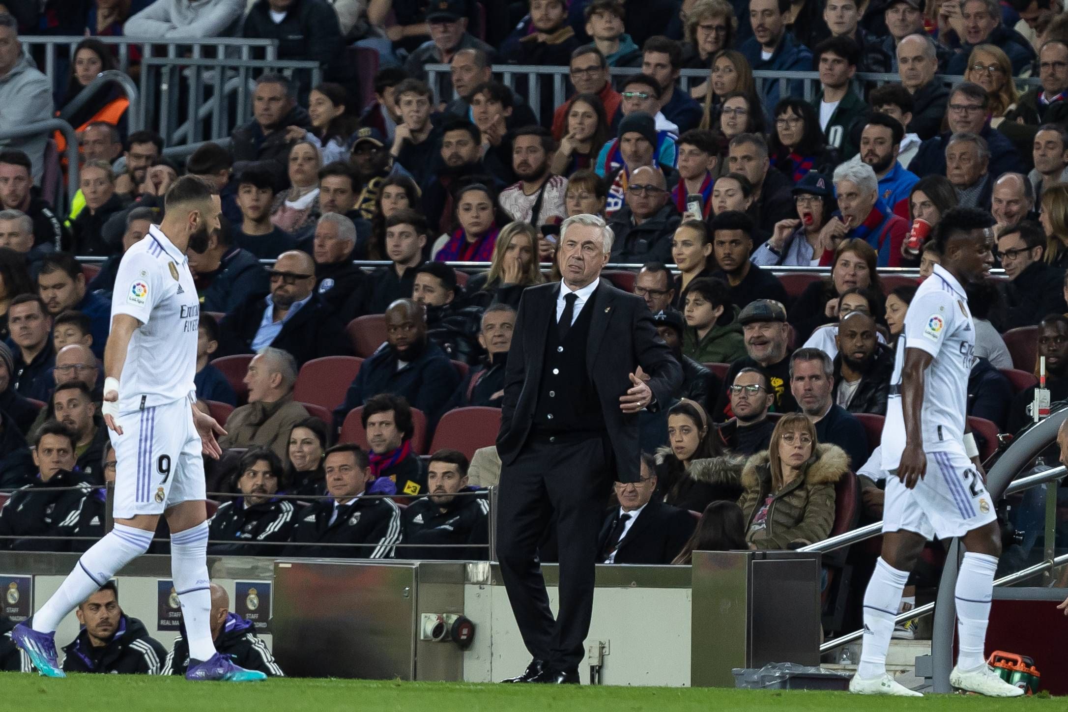  Carlo Ancelotti da instrucciones en el Clásico Barcelona-Real Madrid.
