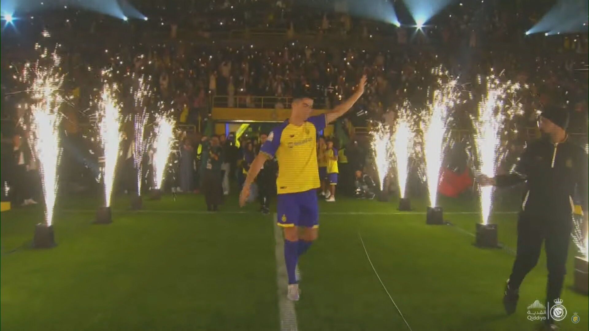 (MEDIASET) Cristiano Ronaldo desata la locura en su presentación como nuevo jugador del Al Nassr: no podía ni hablar
