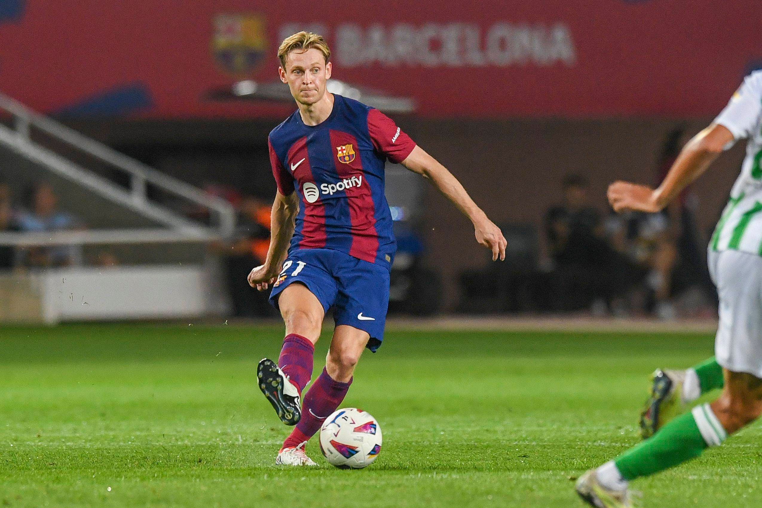  De Jong conduce el balón en el Barcelona-Betis (FOTO: Cordón Press).
