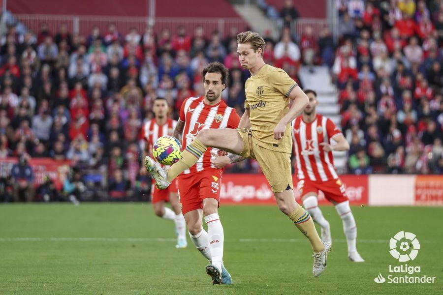  De Jong controla un balón en el Almería-Barcelona.